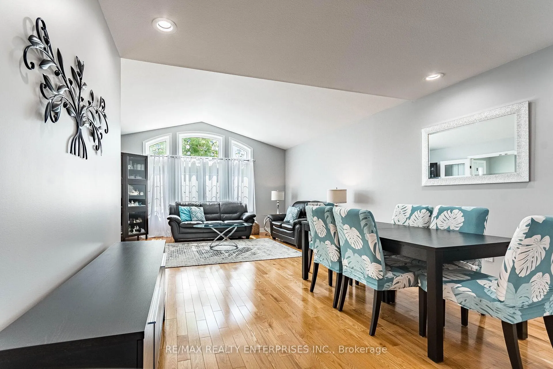 Photo 10 of 8 Cherry Ridge Boulevard, Pelham, Fenwick — HOMEH