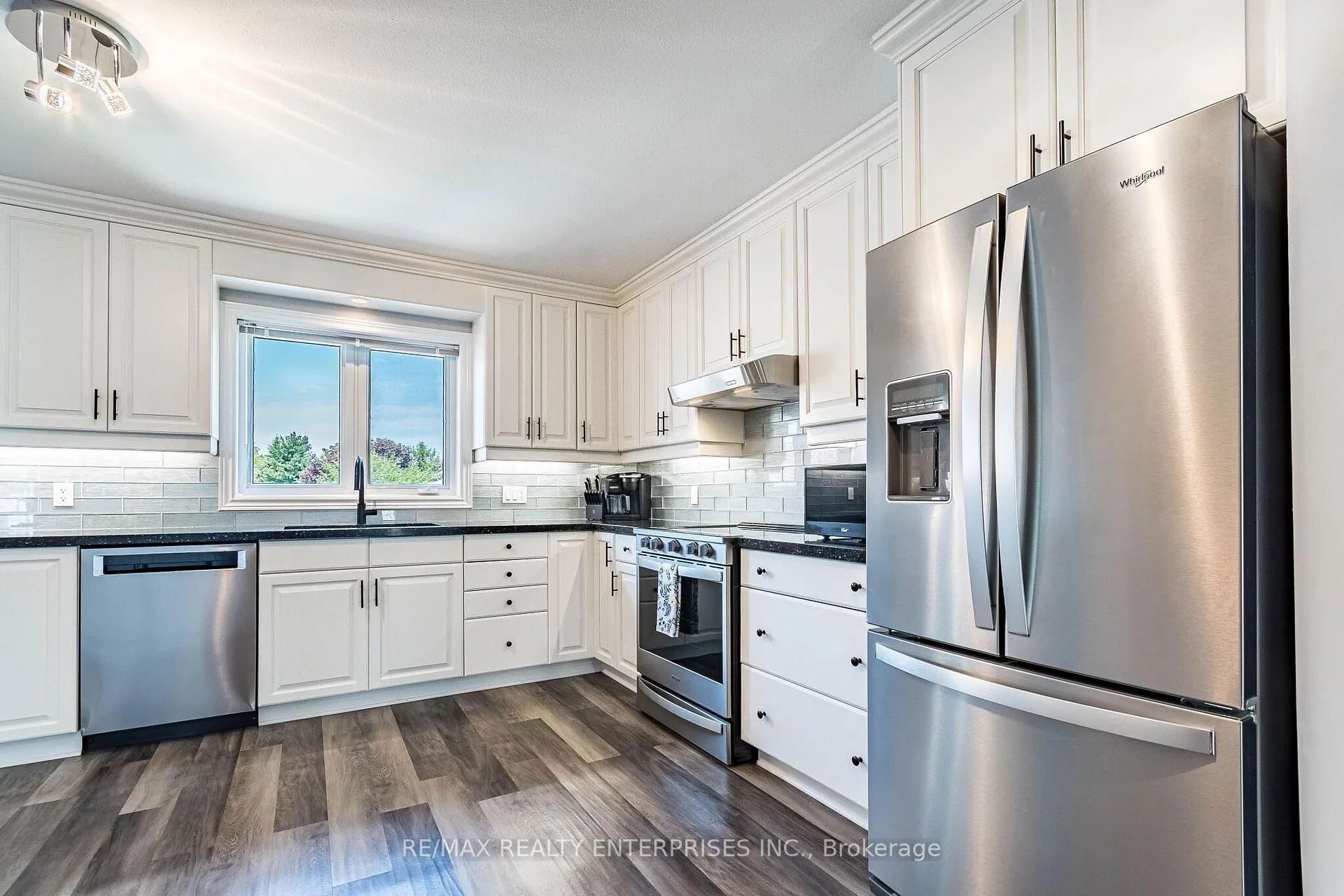 Photo 12 of 8 Cherry Ridge Boulevard, Pelham, Fenwick — HOMEH