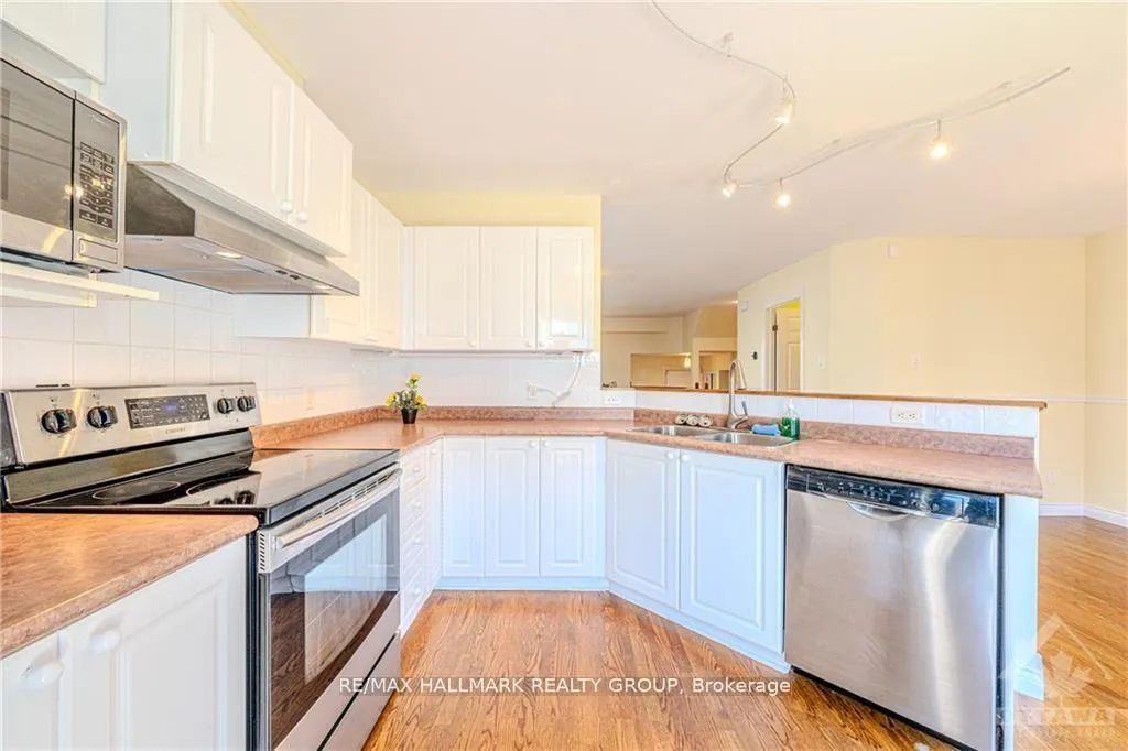 Photo 8 of 1205 Clyde Avenue, Ottawa, Central Park — HOMEH