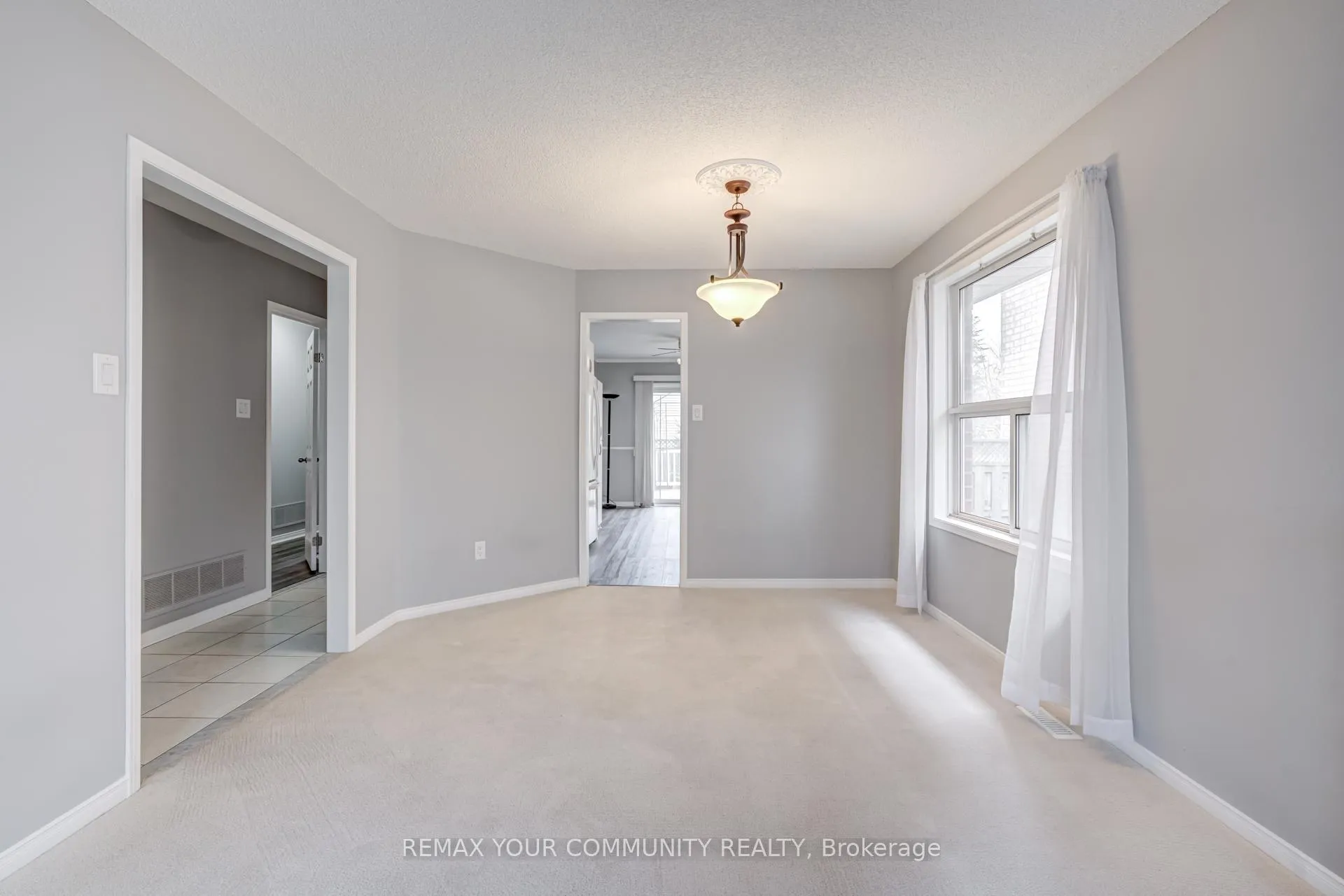 Photo 4 of 47 Mcveigh Drive, Barrie, Northwest — HOMEH