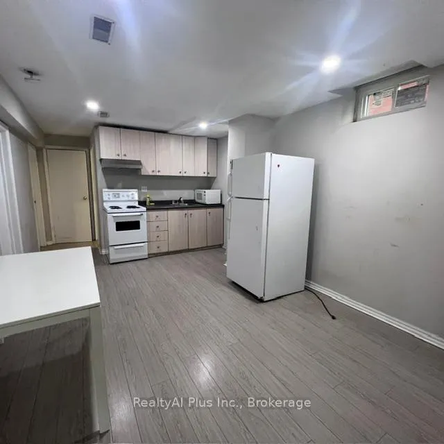 Photo 6 of Unit walk-out basement, 210 Doubtfire Crescent, Markham, Middlefield — HOMEH