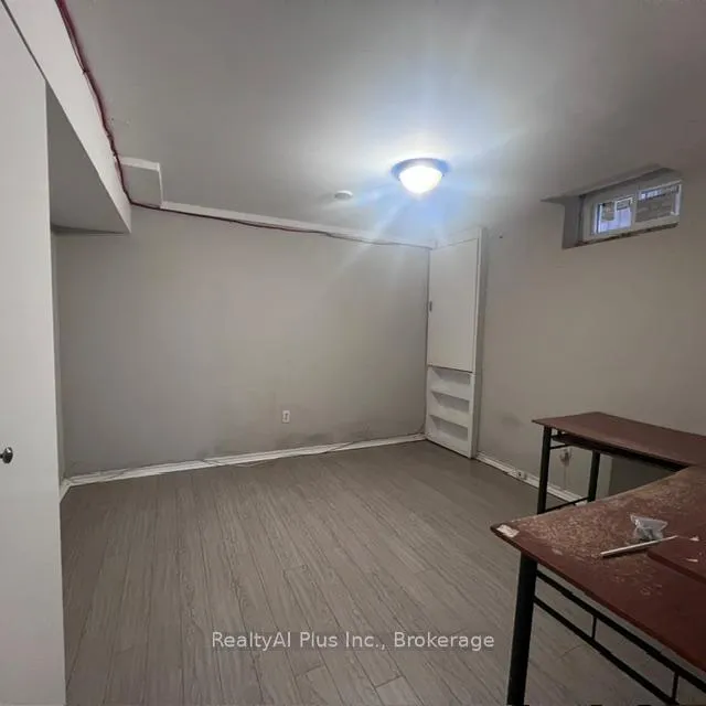 Photo 10 of Unit walk-out basement, 210 Doubtfire Crescent, Markham, Middlefield — HOMEH