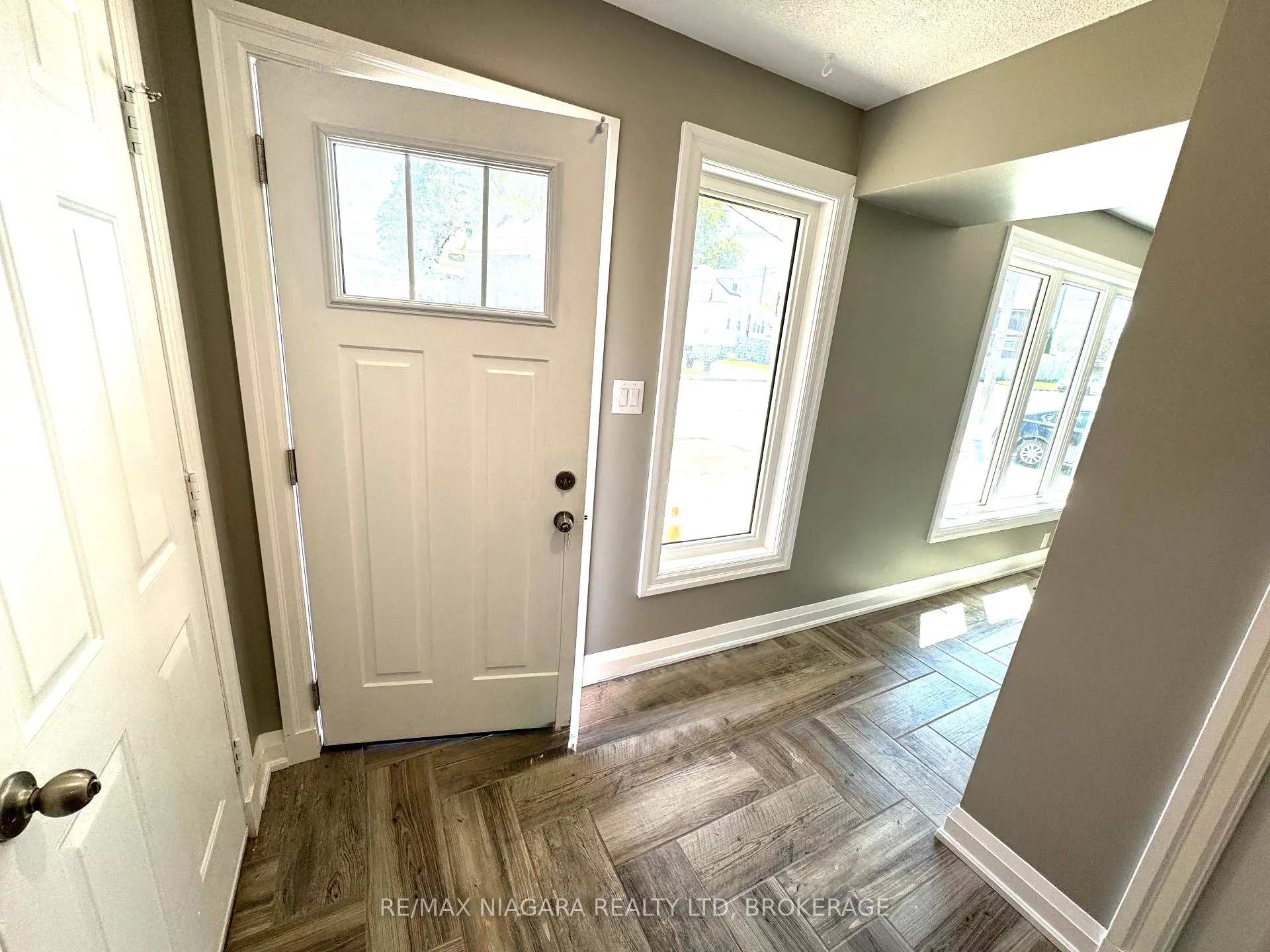 Photo 2 of Unit Upper, 21 Ball Avenue E, St. Catharines, Burleigh Hill — HOMEH
