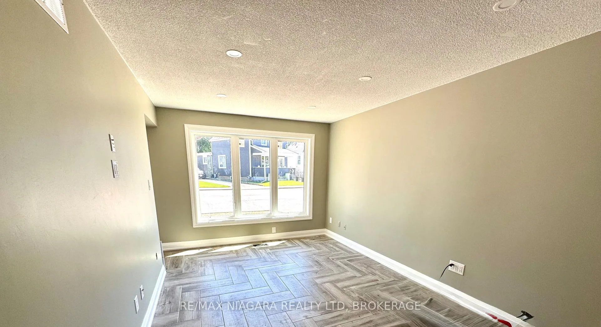 Photo 3 of Unit Upper, 21 Ball Avenue E, St. Catharines, Burleigh Hill — HOMEH