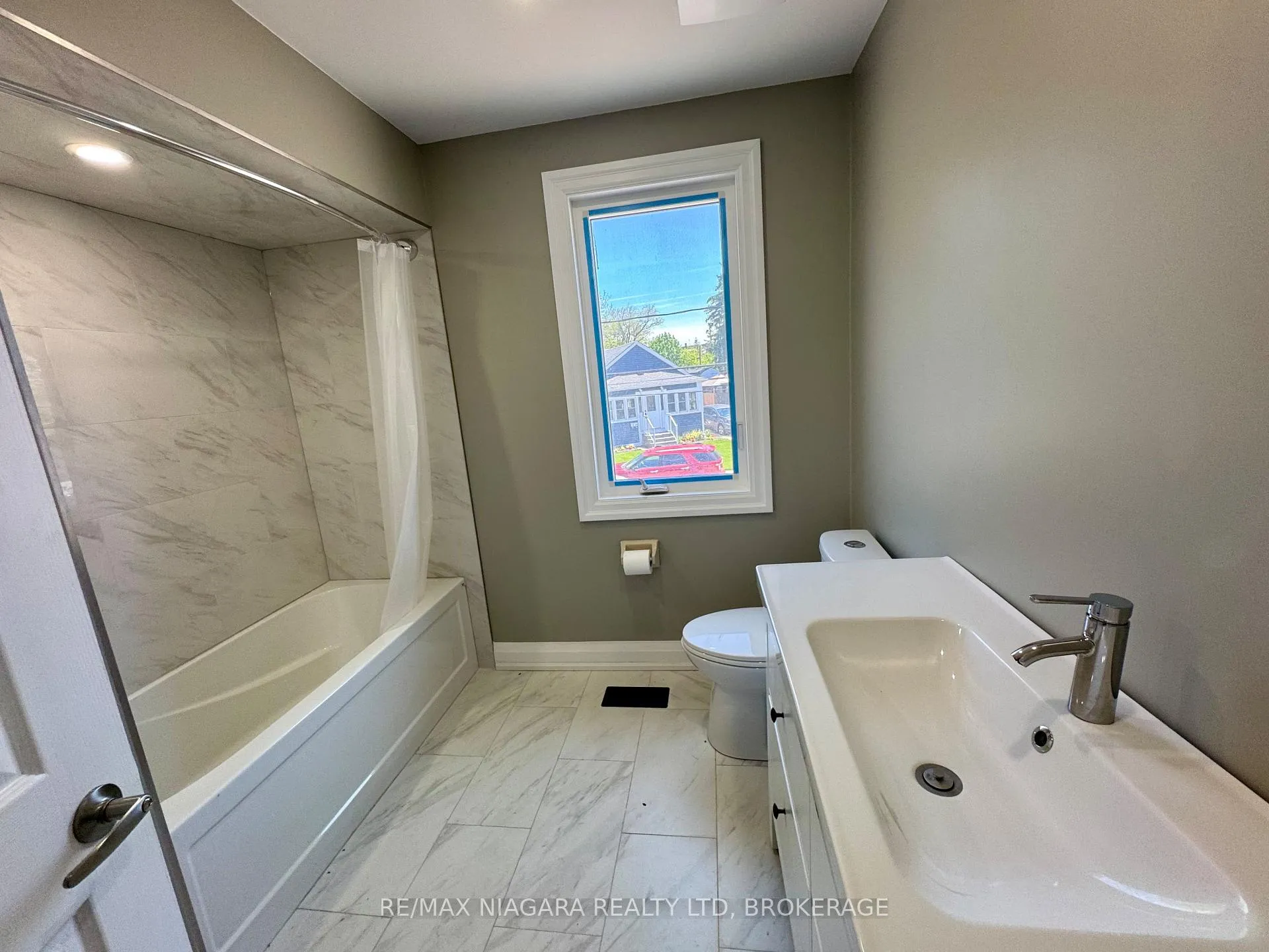 Photo 4 of Unit Upper, 21 Ball Avenue E, St. Catharines, Burleigh Hill — HOMEH