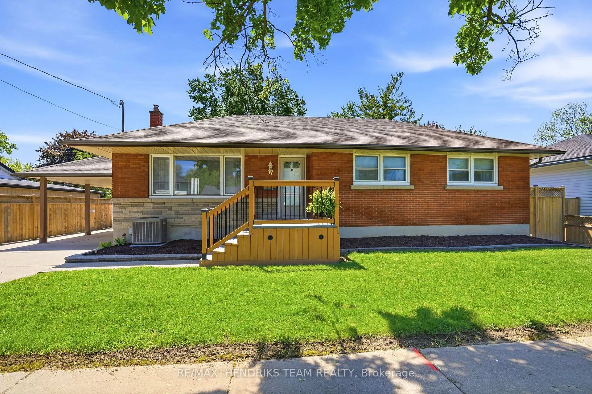 Photo 3 of 17 Sullivan Drive, St. Catharines, Lakeport — HOMEH