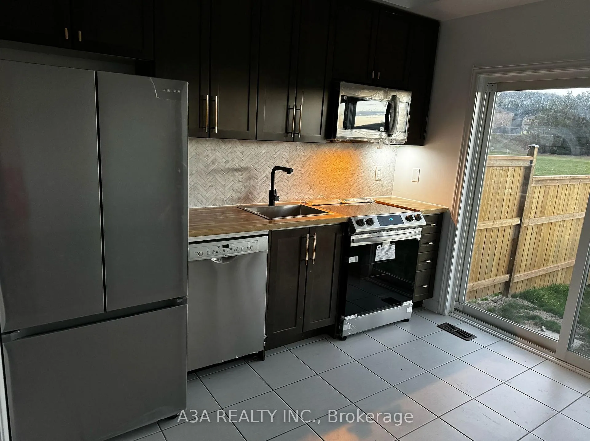 Photo 4 of 21 Deneb Street, Barrie, Ardagh — HOMEH