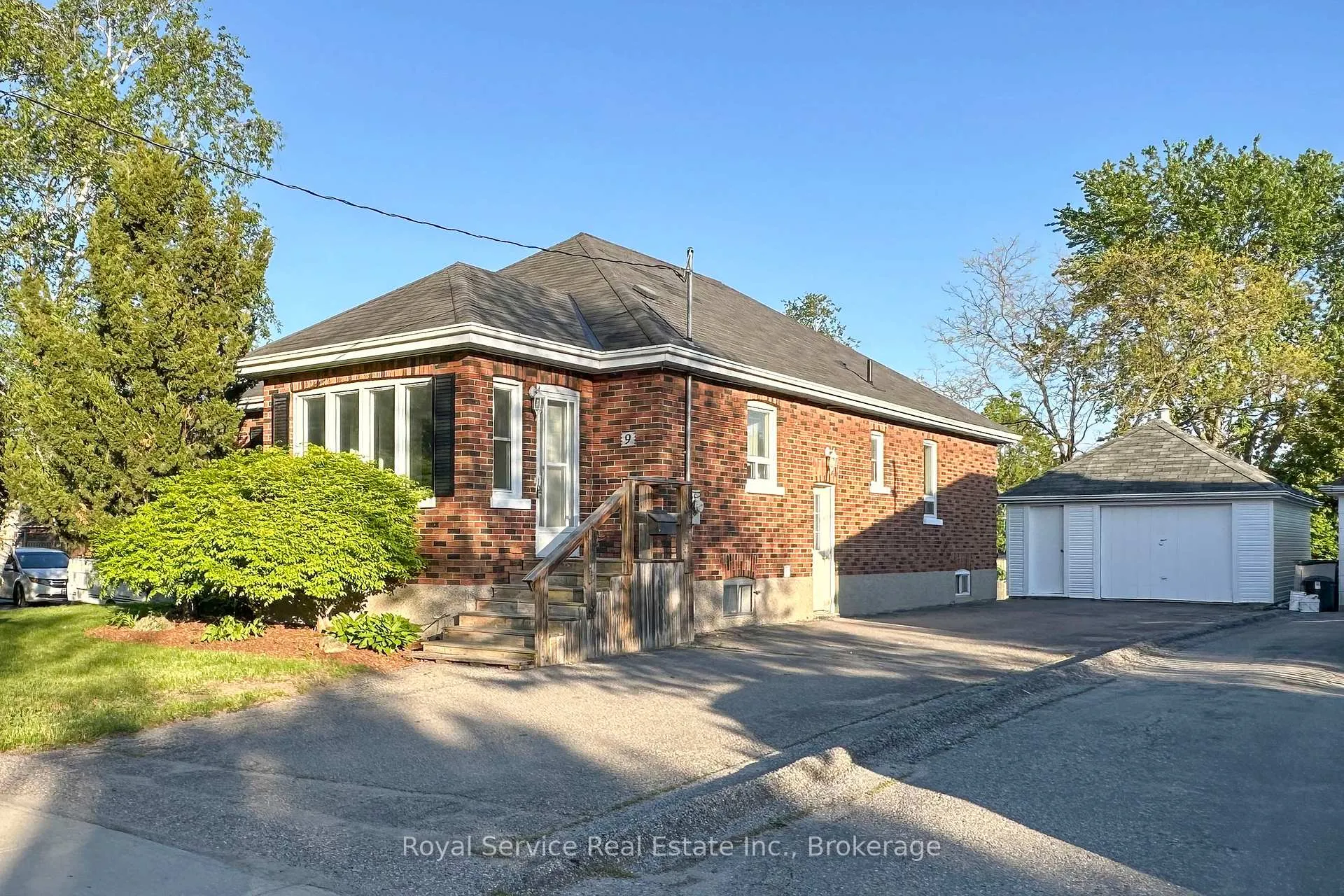 Photo 1 of 9 Jane Street, Clarington, Bowmanville — HOMEH