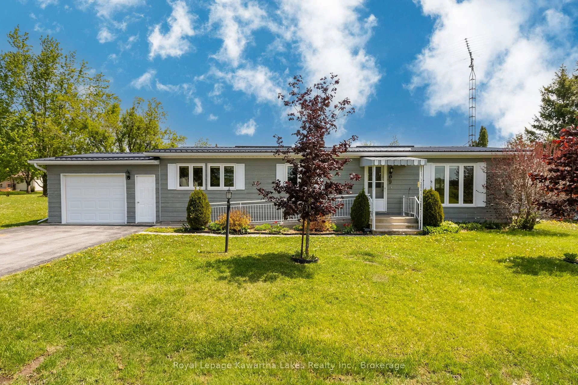Photo 2 of 9 Vista Drive, Kawartha Lakes, Lindsay — HOMEH