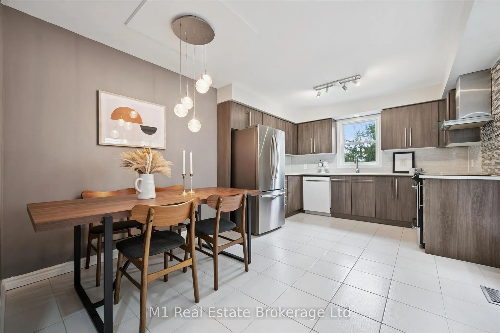 Photo 4 of 668 Jacob Lane, Waterloo — HOMEH