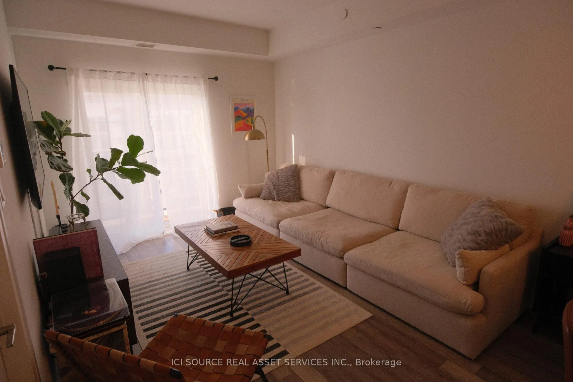 Photo 6 of Unit 421, 50 Lakebreeze Drive, Clarington, Newcastle — HOMEH