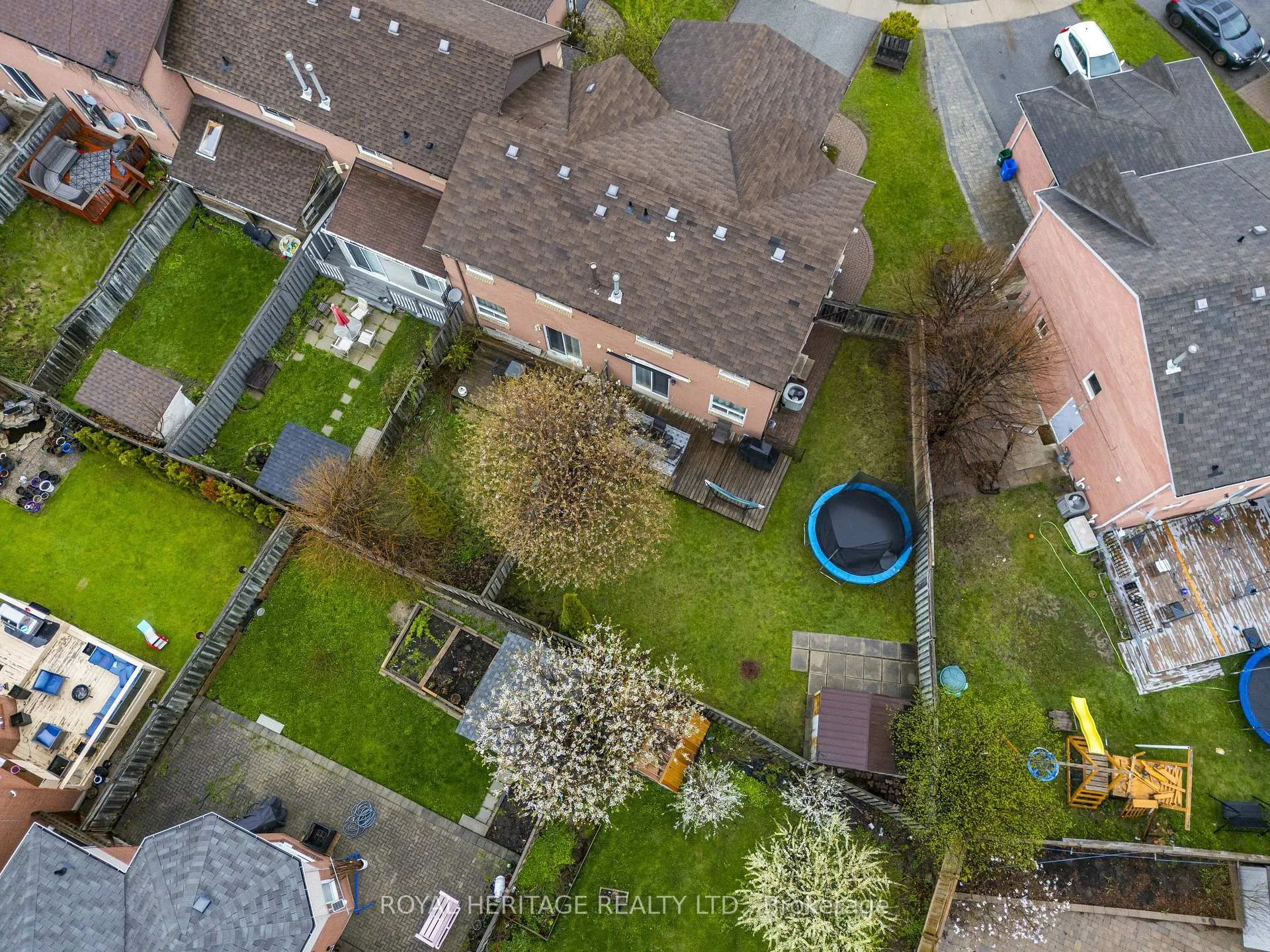 Photo 2 of 35 Hughes Crescent, Ajax, Central — HOMEH
