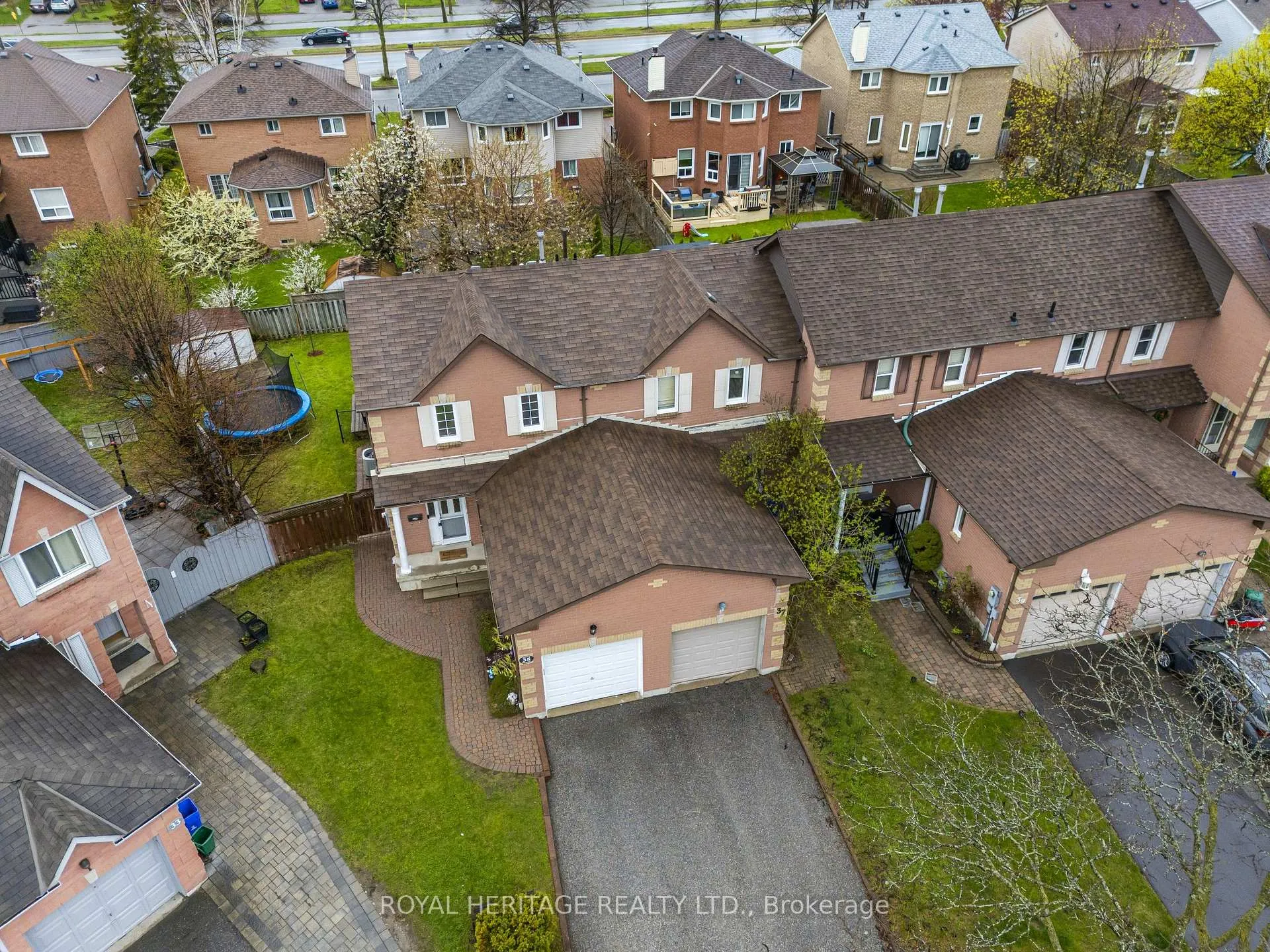 Photo 3 of 35 Hughes Crescent, Ajax, Central — HOMEH