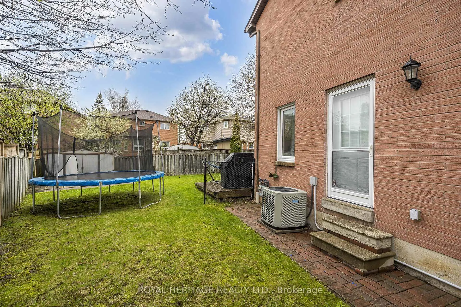 Photo 21 of 35 Hughes Crescent, Ajax, Central — HOMEH