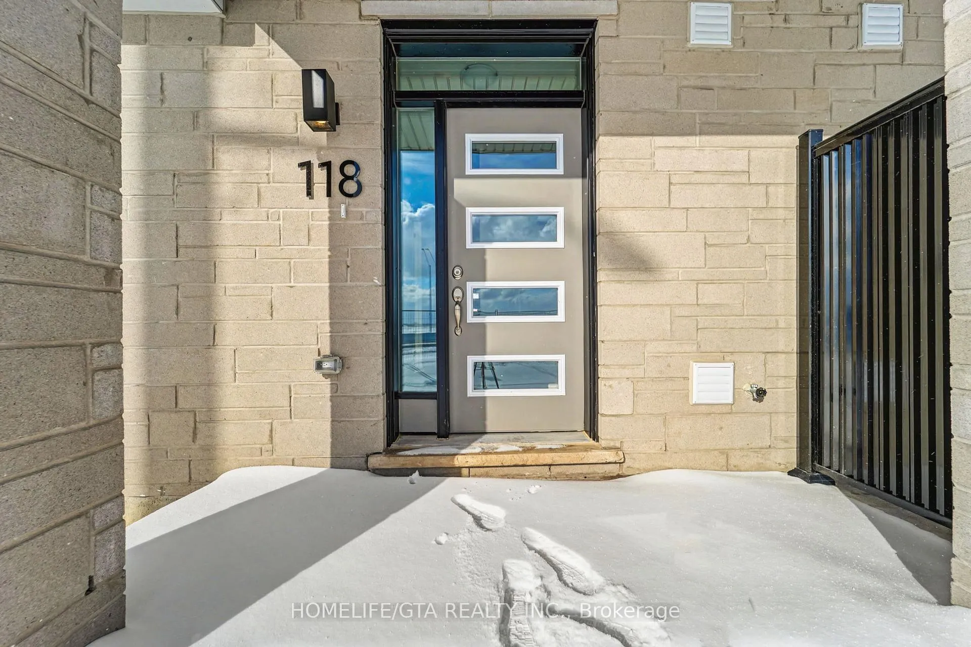 Photo 2 of 118 Pearen Lane, Barrie, Rural Barrie Southwest — HOMEH