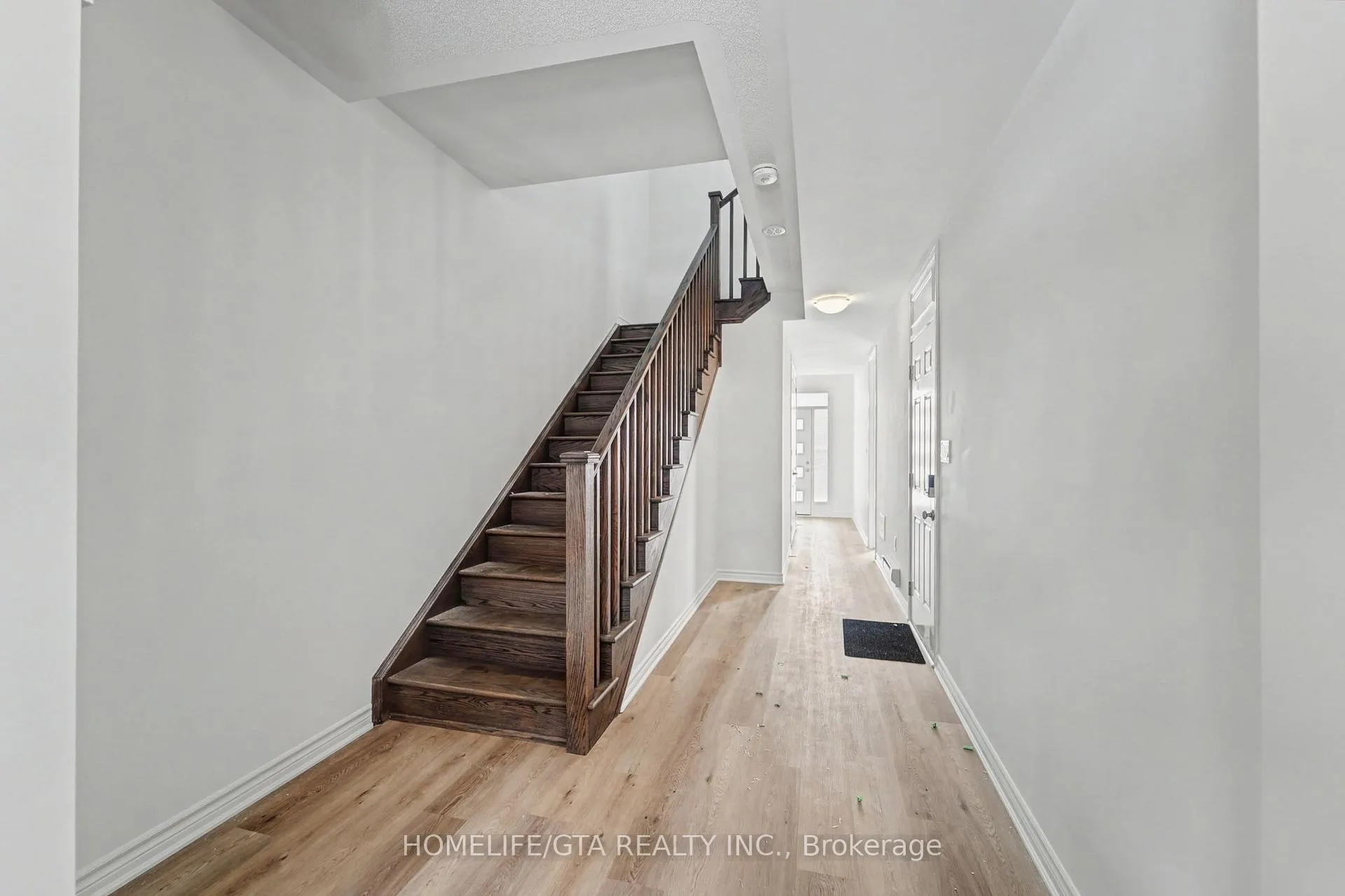 Photo 3 of 118 Pearen Lane, Barrie, Rural Barrie Southwest — HOMEH