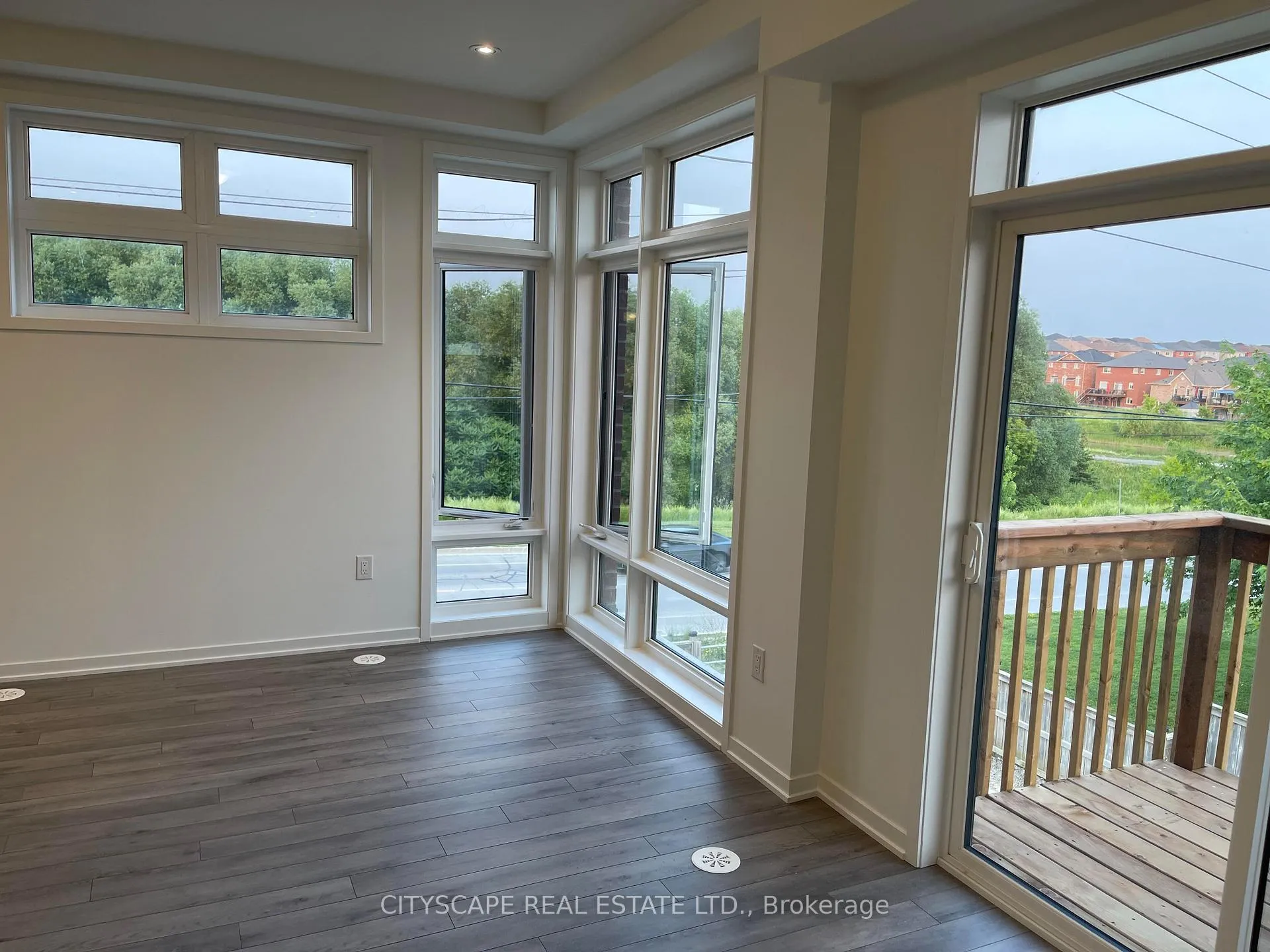 Photo 2 of 801 Heathrow Path, Oshawa, Samac — HOMEH