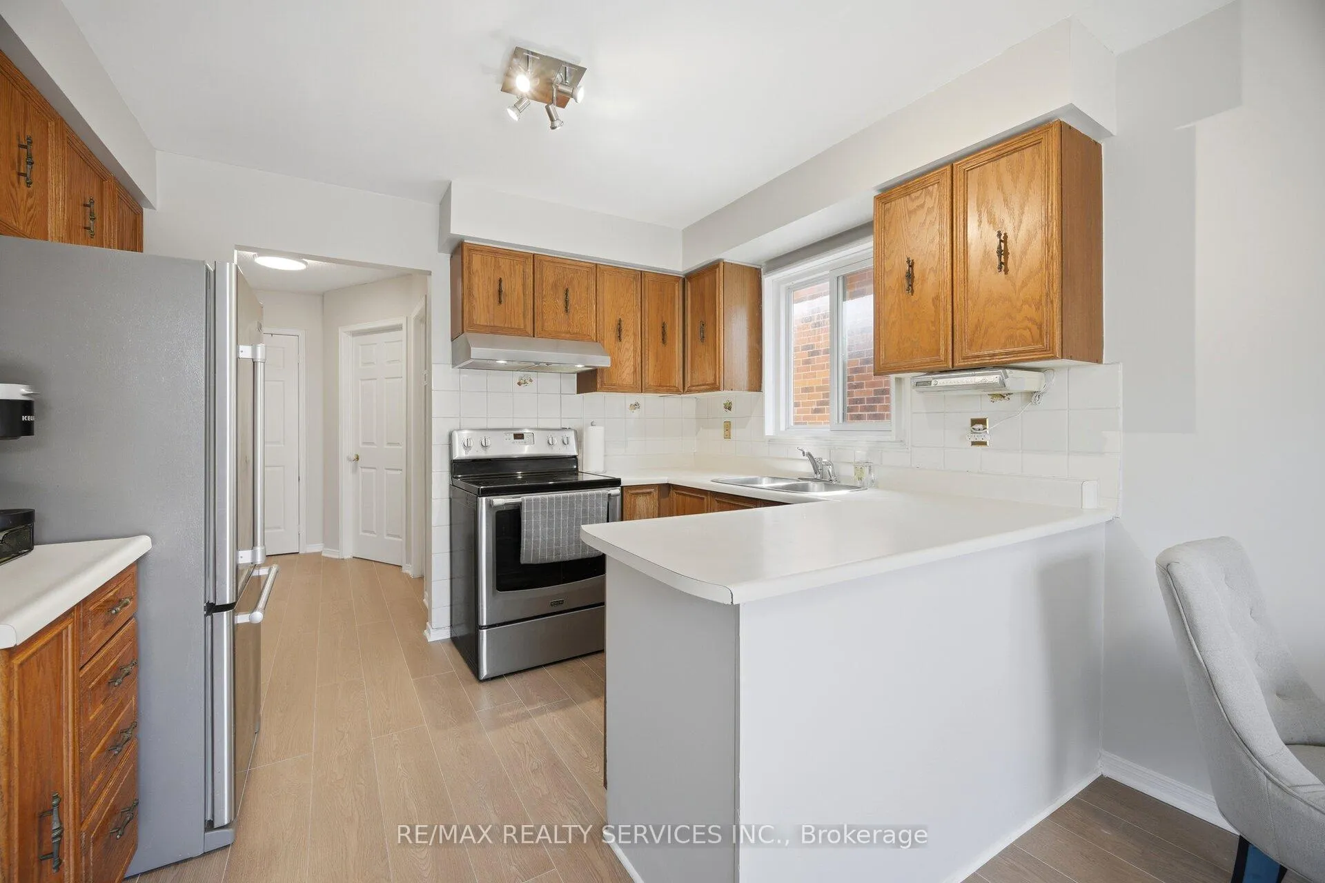 Photo 3 of 122 Flowertown Avenue, Brampton, Northwood Park — HOMEH