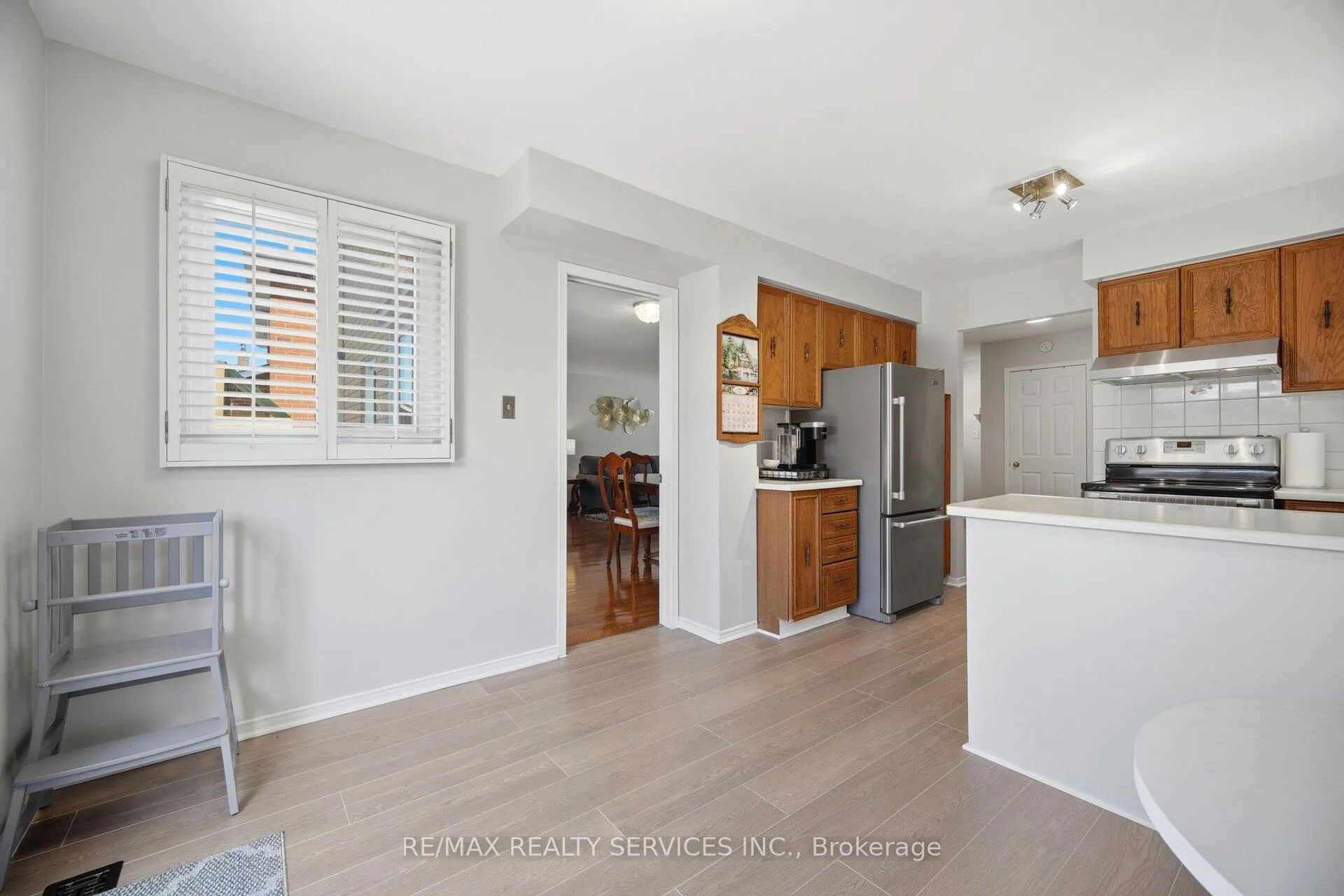 Photo 4 of 122 Flowertown Avenue, Brampton, Northwood Park — HOMEH