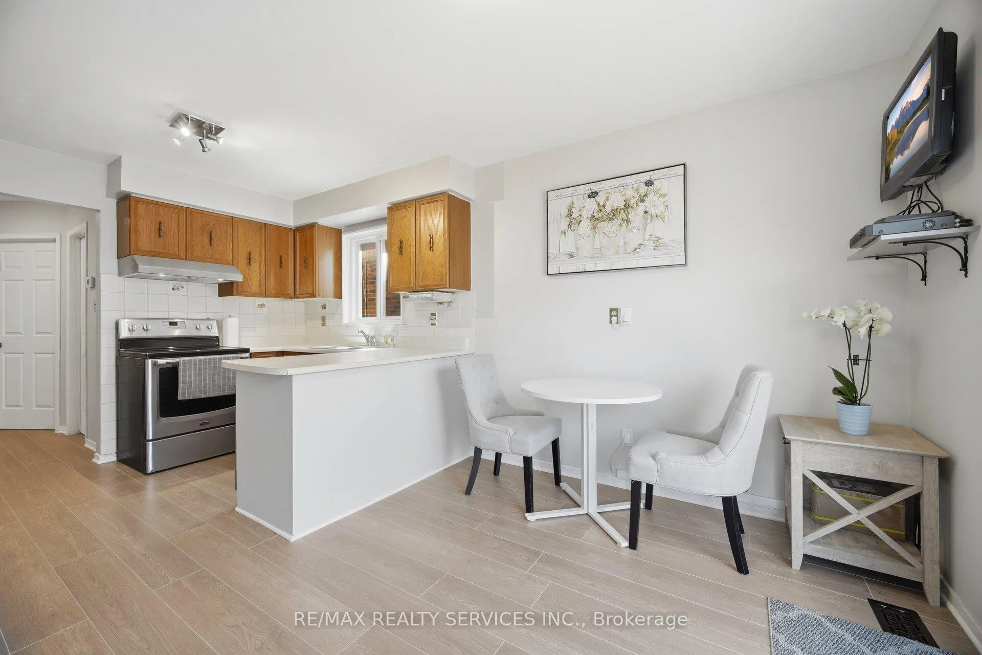 Photo 5 of 122 Flowertown Avenue, Brampton, Northwood Park — HOMEH