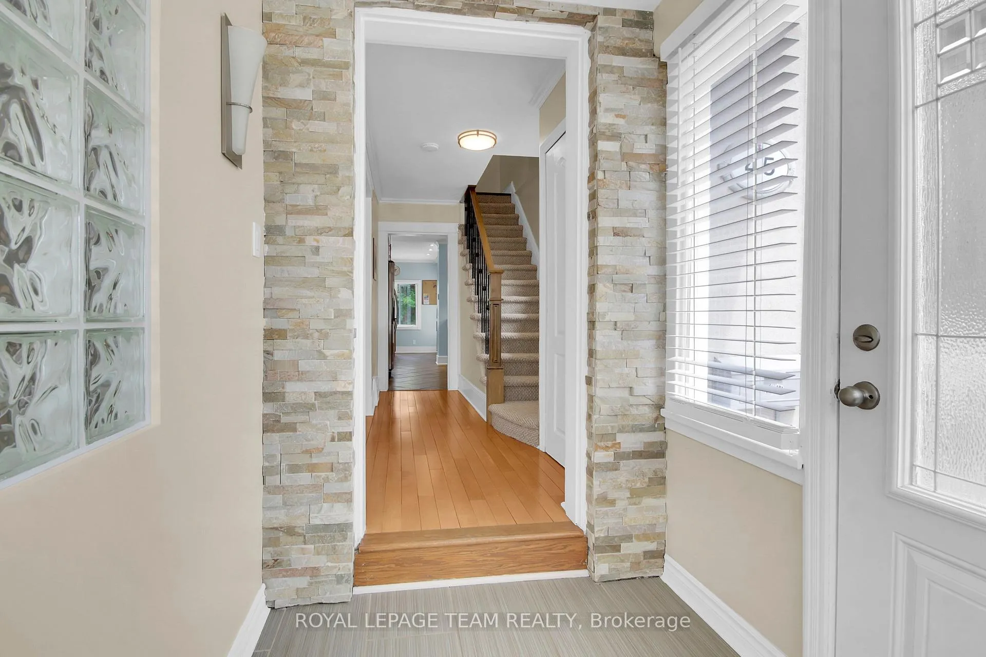 Photo 4 of 45 Rockcliffe Way, Ottawa, Lindenlea — HOMEH