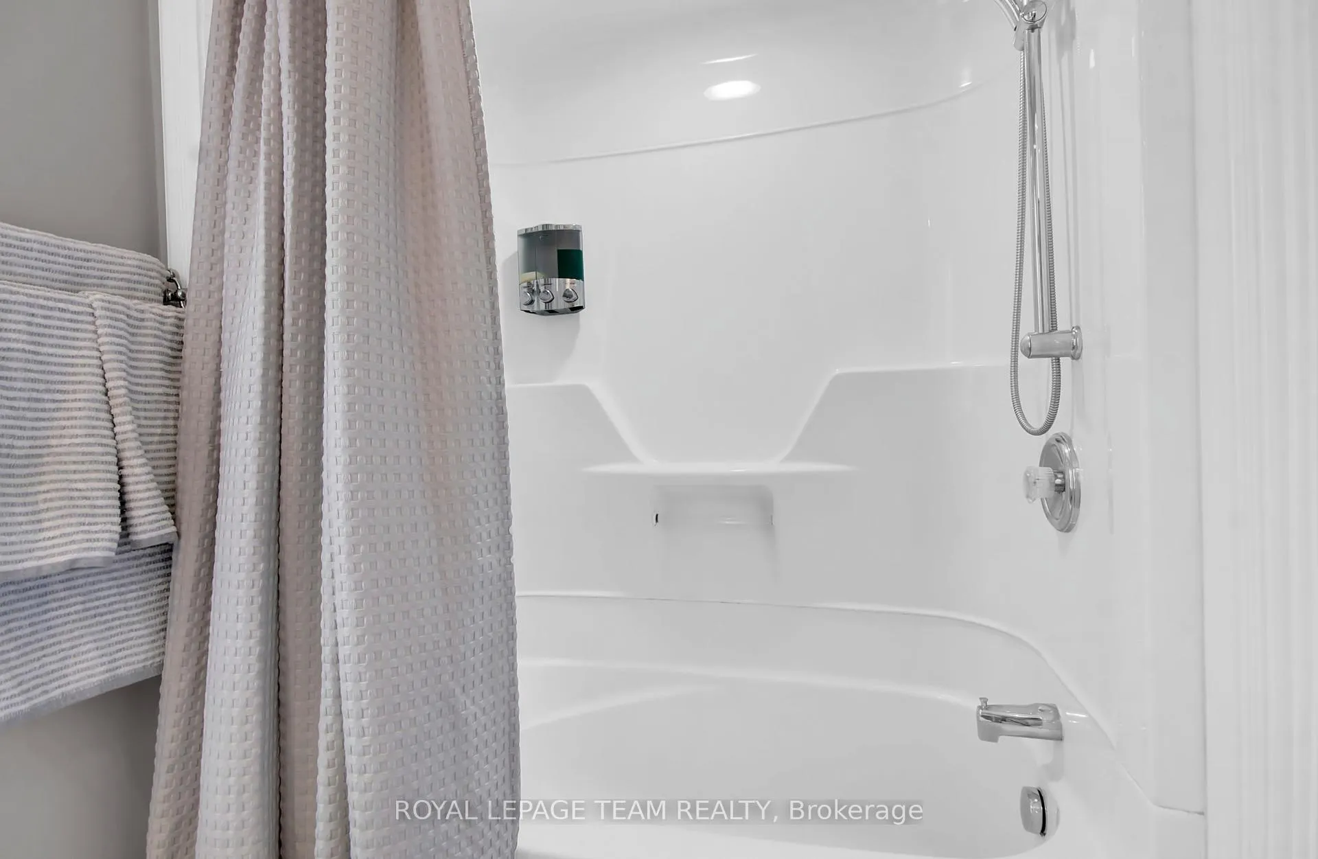 Photo 33 of 45 Rockcliffe Way, Ottawa, Lindenlea — HOMEH