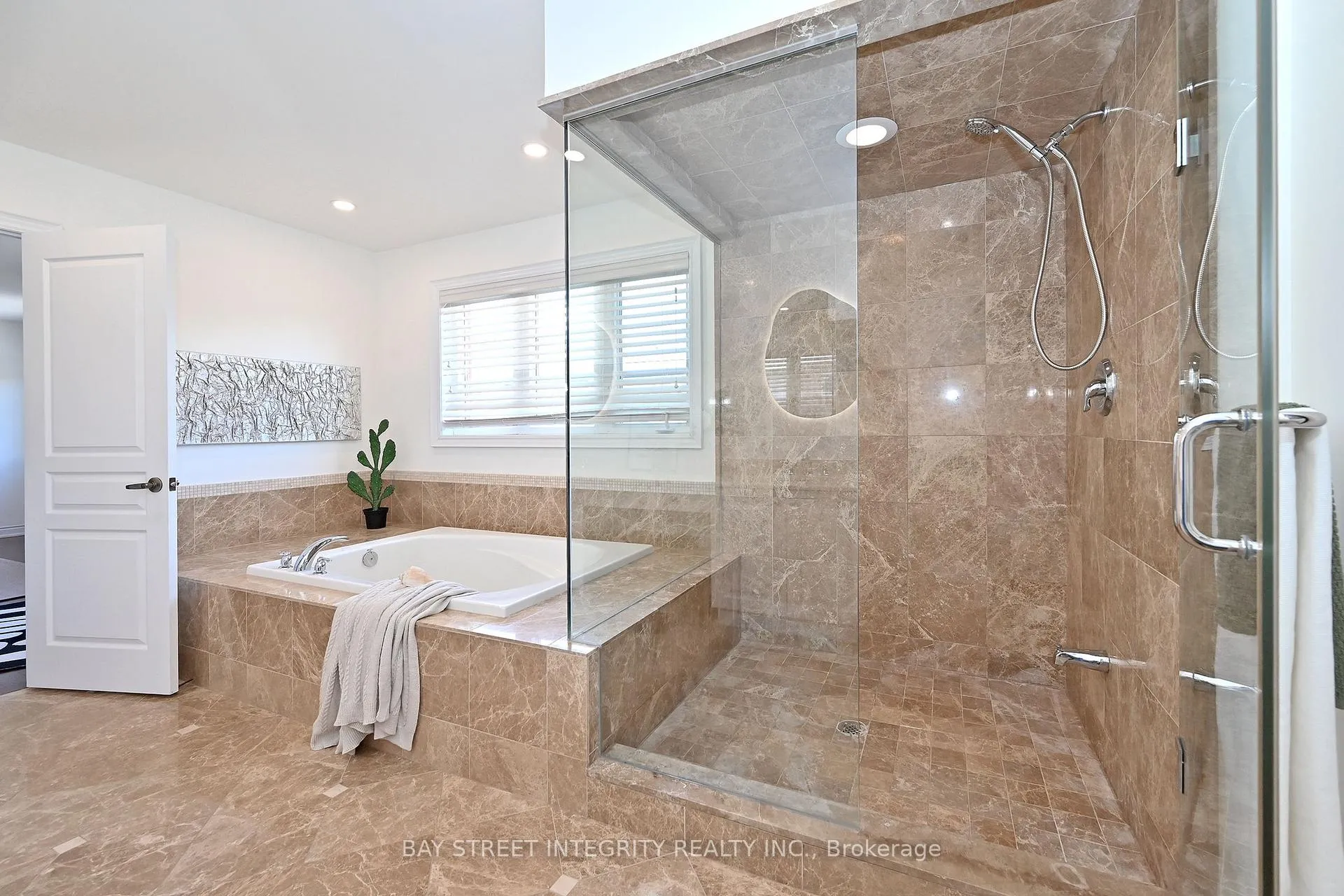 Photo 33 of 71 Allison Ann Way, Vaughan, Patterson — HOMEH
