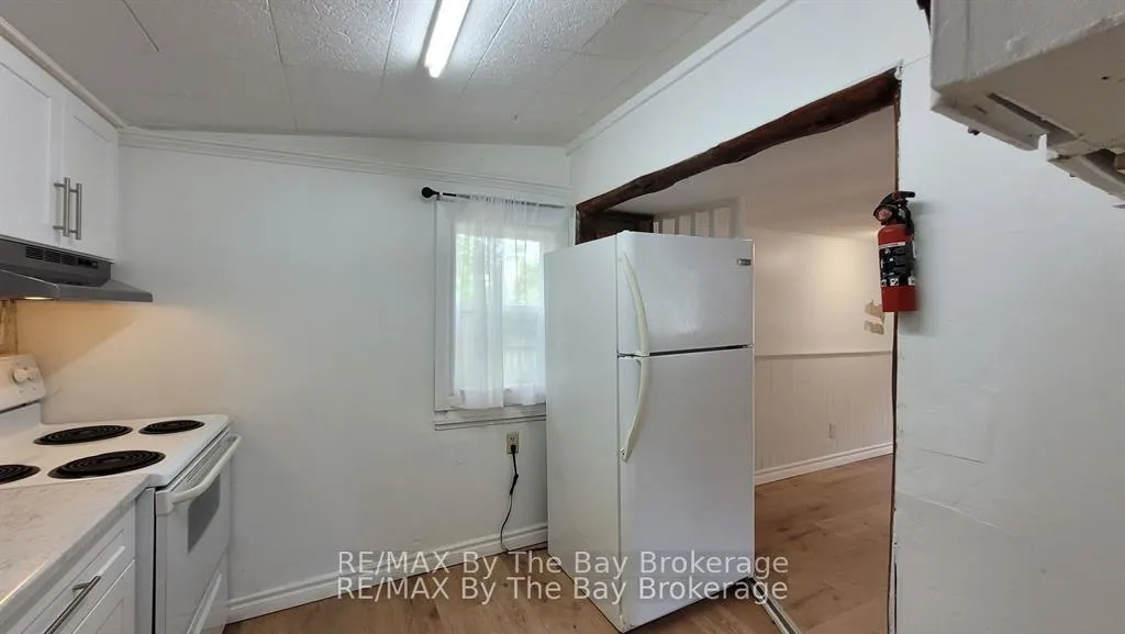 Photo 4 of 23 Glen Street, Wasaga Beach — HOMEH