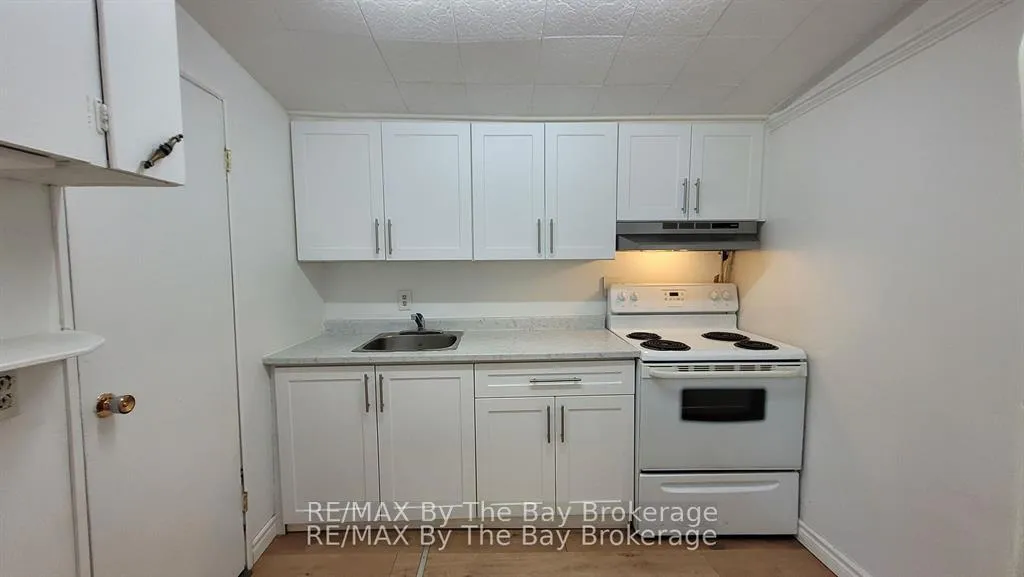 Photo 5 of 23 Glen Street, Wasaga Beach — HOMEH