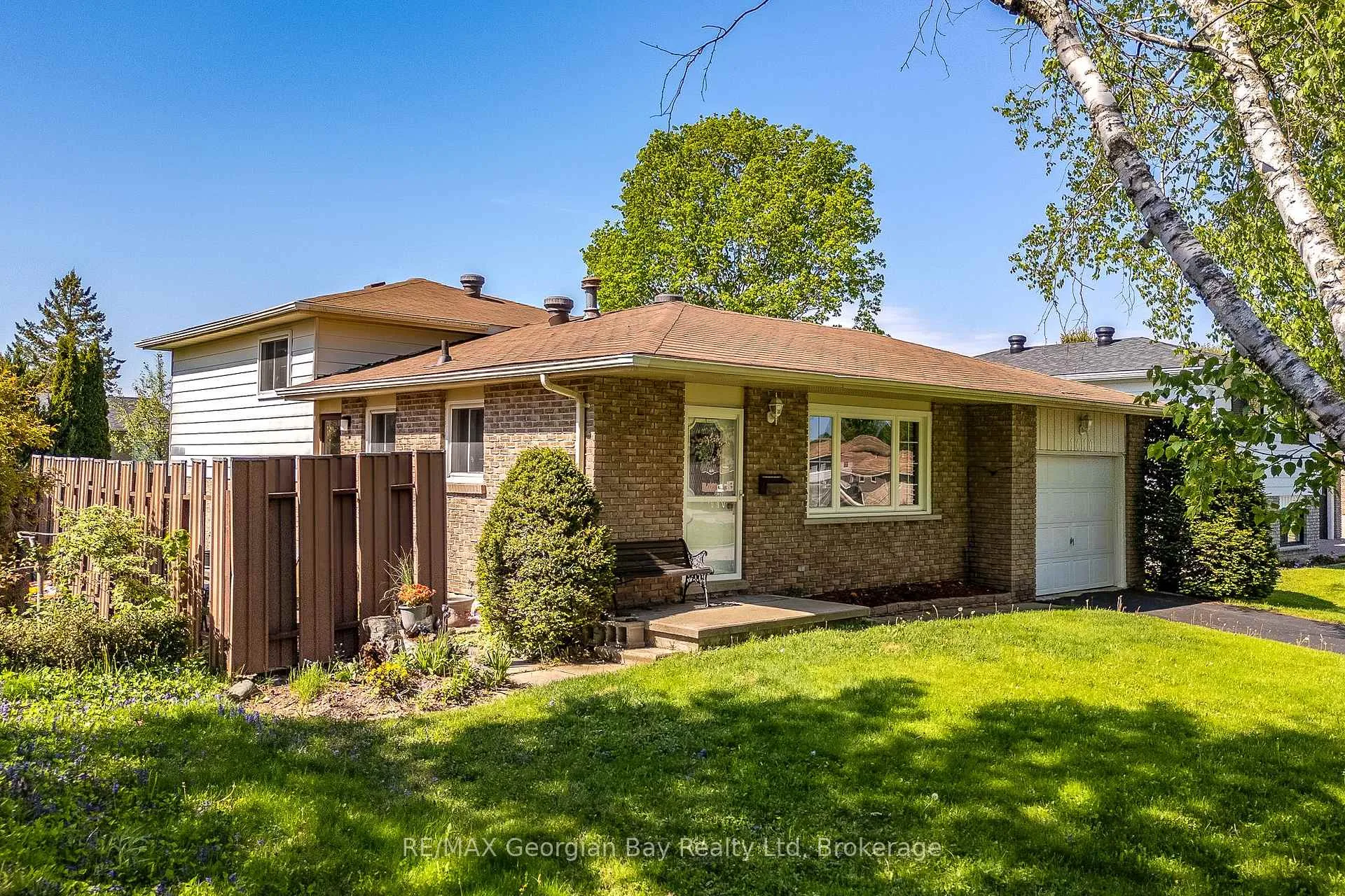 Photo 3 of 1010 Glen Eagles Crescent, Midland — HOMEH