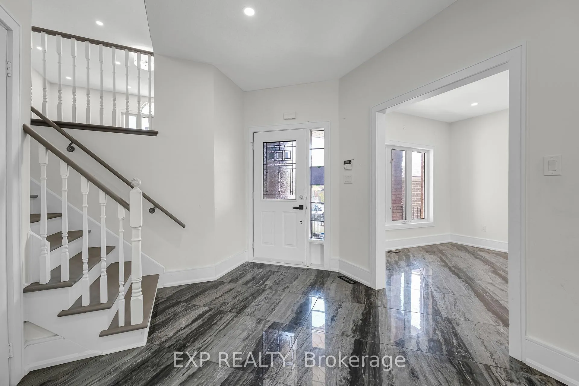 Photo 4 of 24 Jessica Drive, Barrie, Painswick South — HOMEH