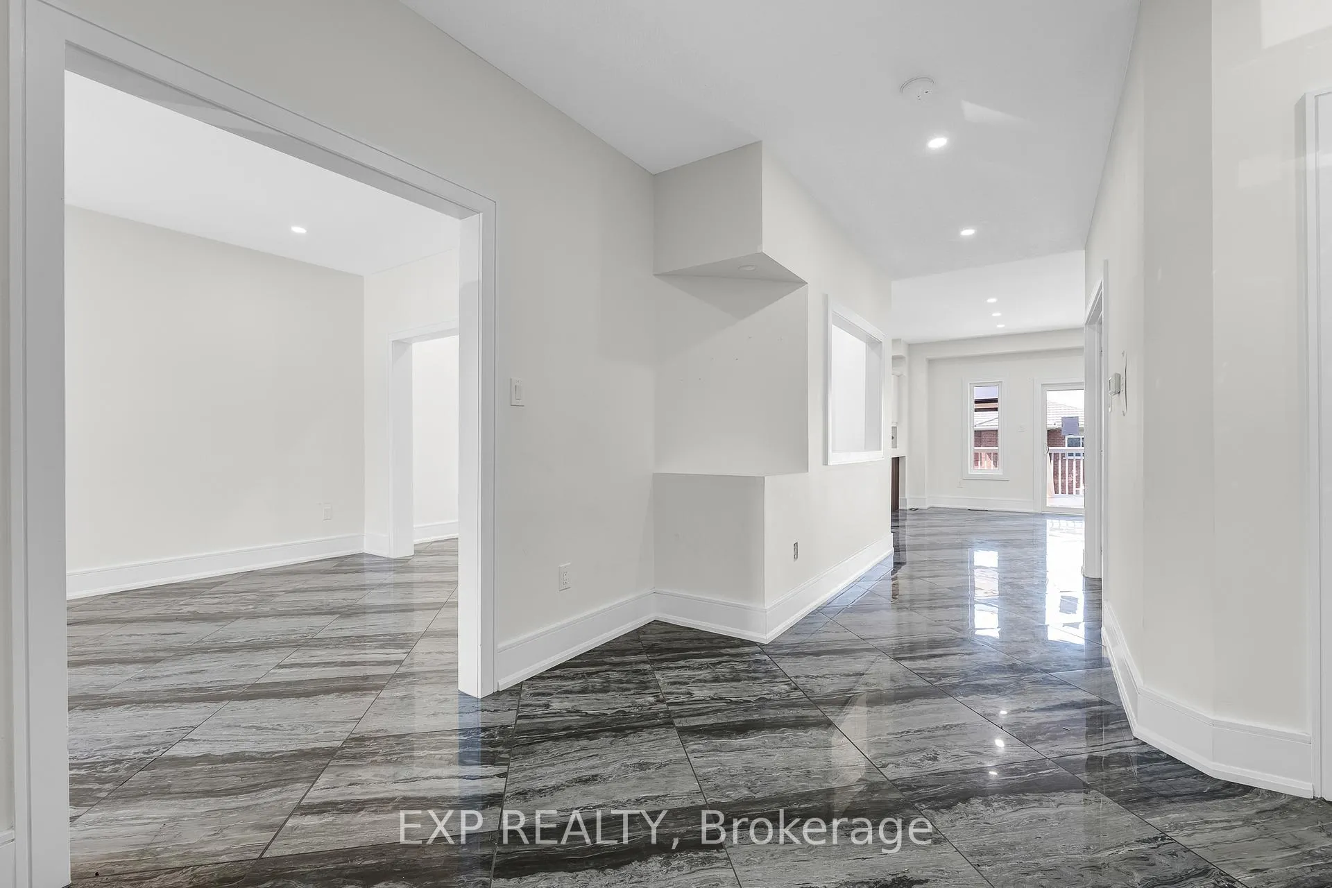 Photo 5 of 24 Jessica Drive, Barrie, Painswick South — HOMEH