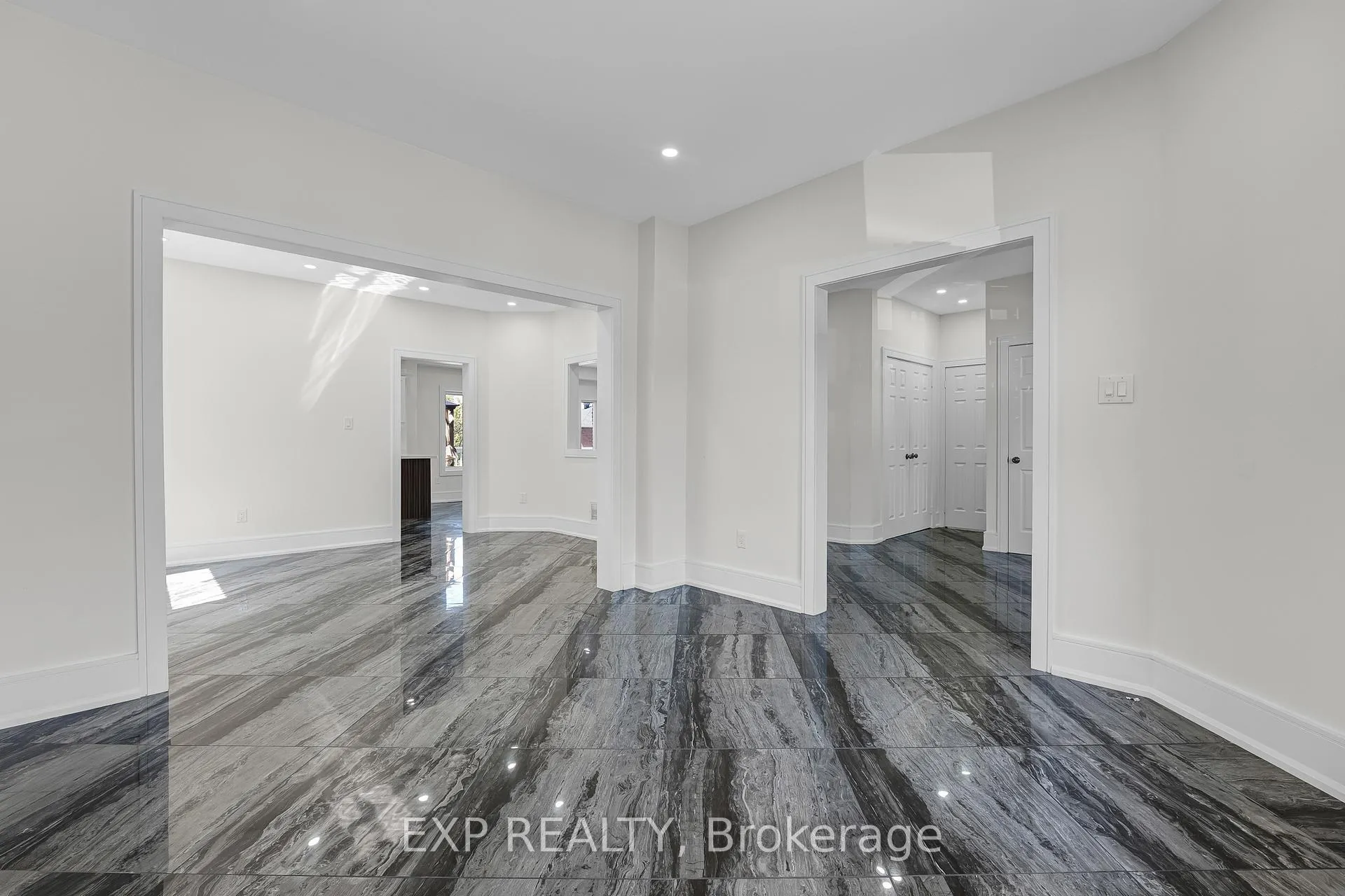 Photo 7 of 24 Jessica Drive, Barrie, Painswick South — HOMEH