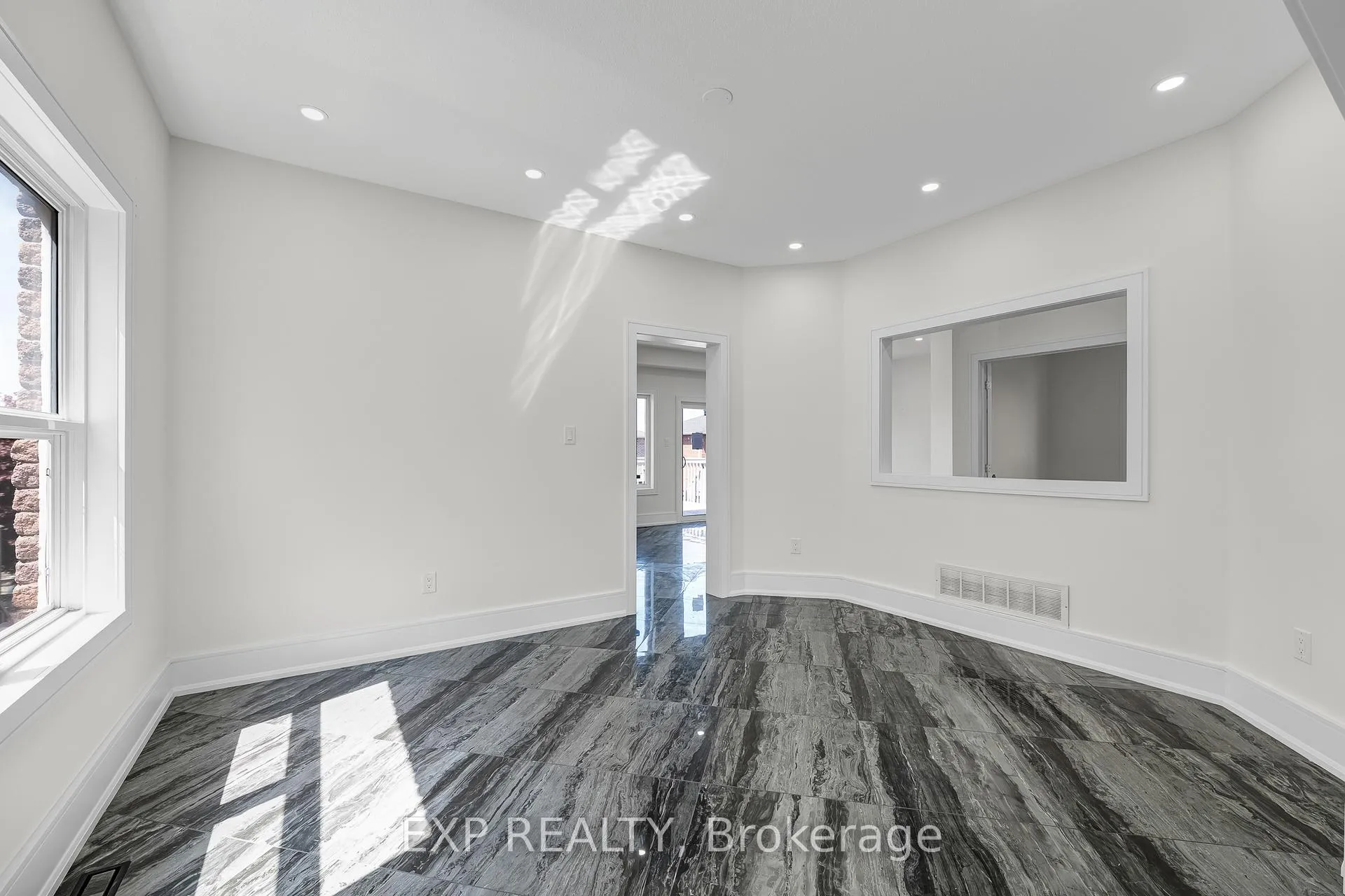 Photo 8 of 24 Jessica Drive, Barrie, Painswick South — HOMEH