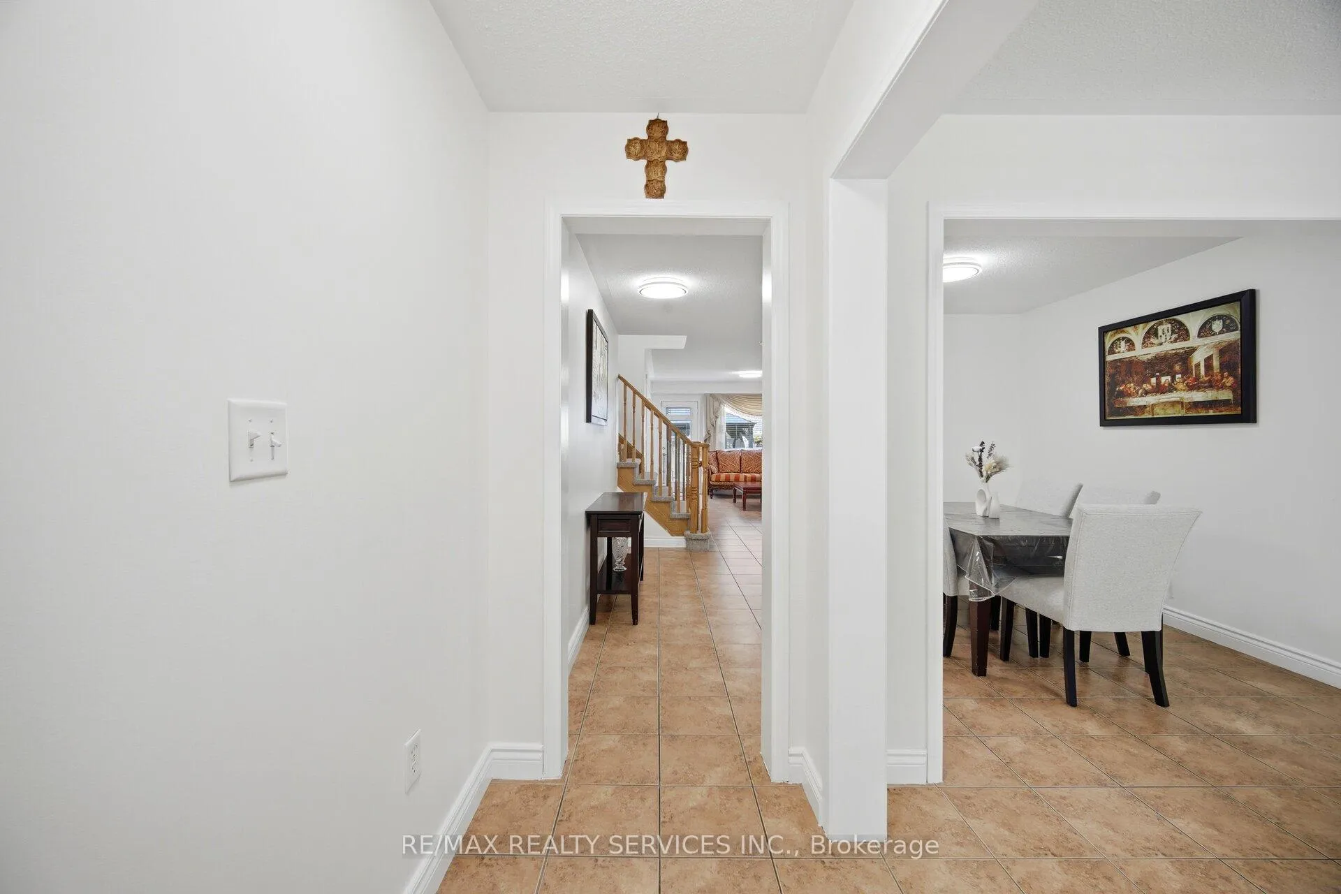 Photo 3 of 28 Ponymeadow Way, Brampton, Credit Valley — HOMEH