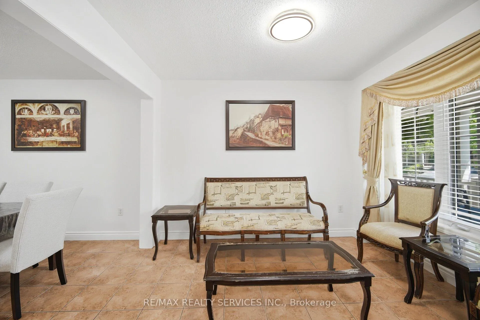 Photo 4 of 28 Ponymeadow Way, Brampton, Credit Valley — HOMEH