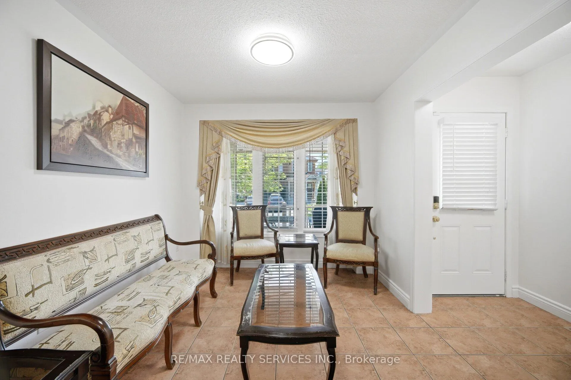 Photo 5 of 28 Ponymeadow Way, Brampton, Credit Valley — HOMEH