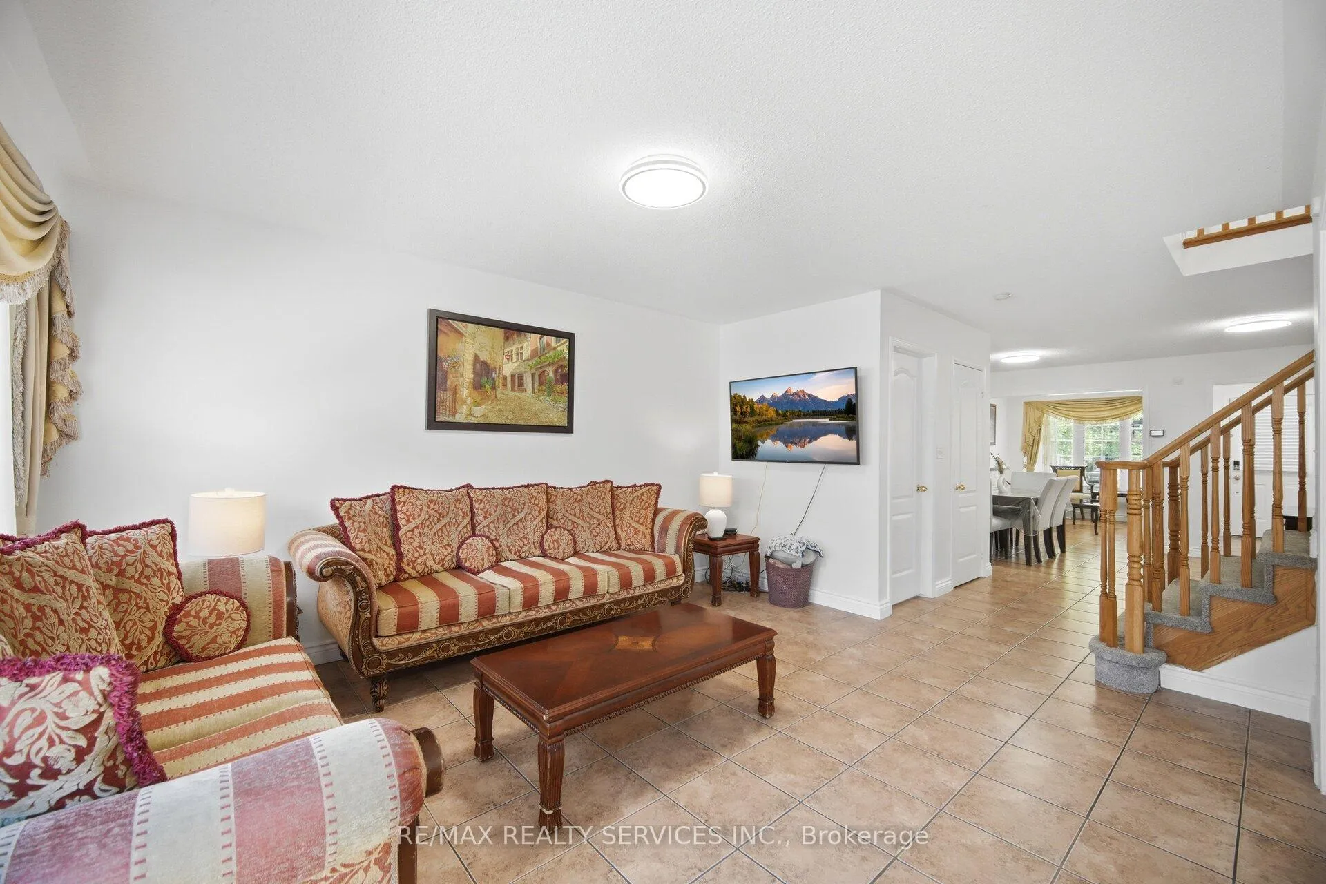 Photo 7 of 28 Ponymeadow Way, Brampton, Credit Valley — HOMEH