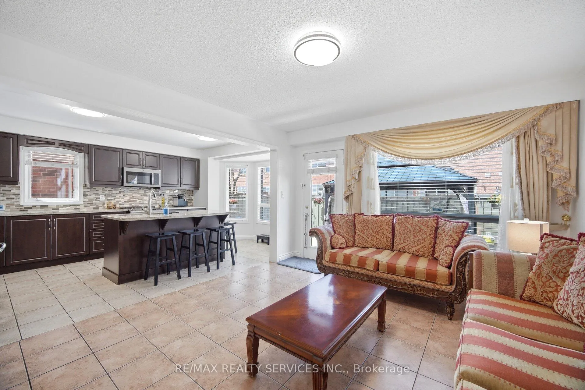Photo 8 of 28 Ponymeadow Way, Brampton, Credit Valley — HOMEH