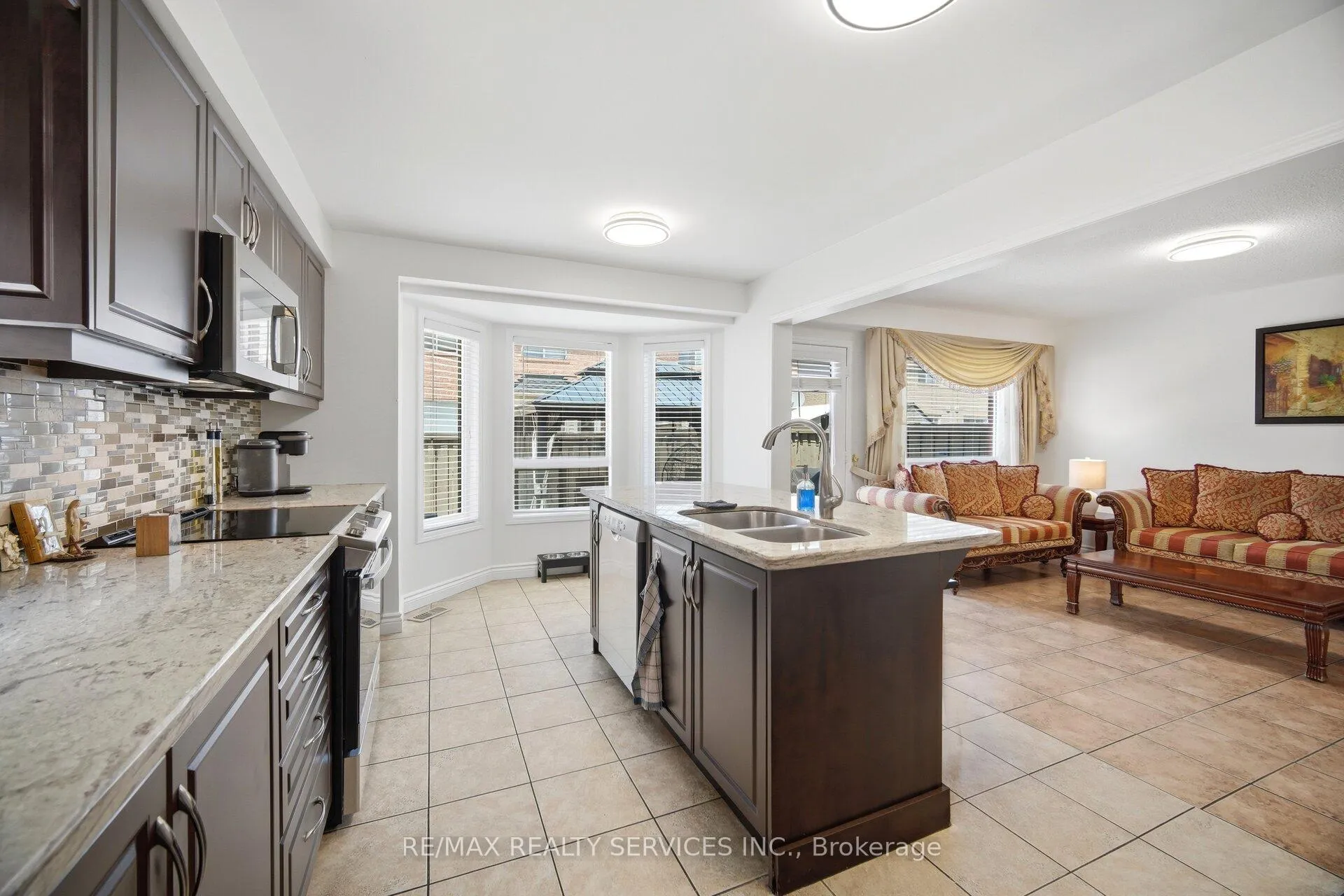 Photo 10 of 28 Ponymeadow Way, Brampton, Credit Valley — HOMEH