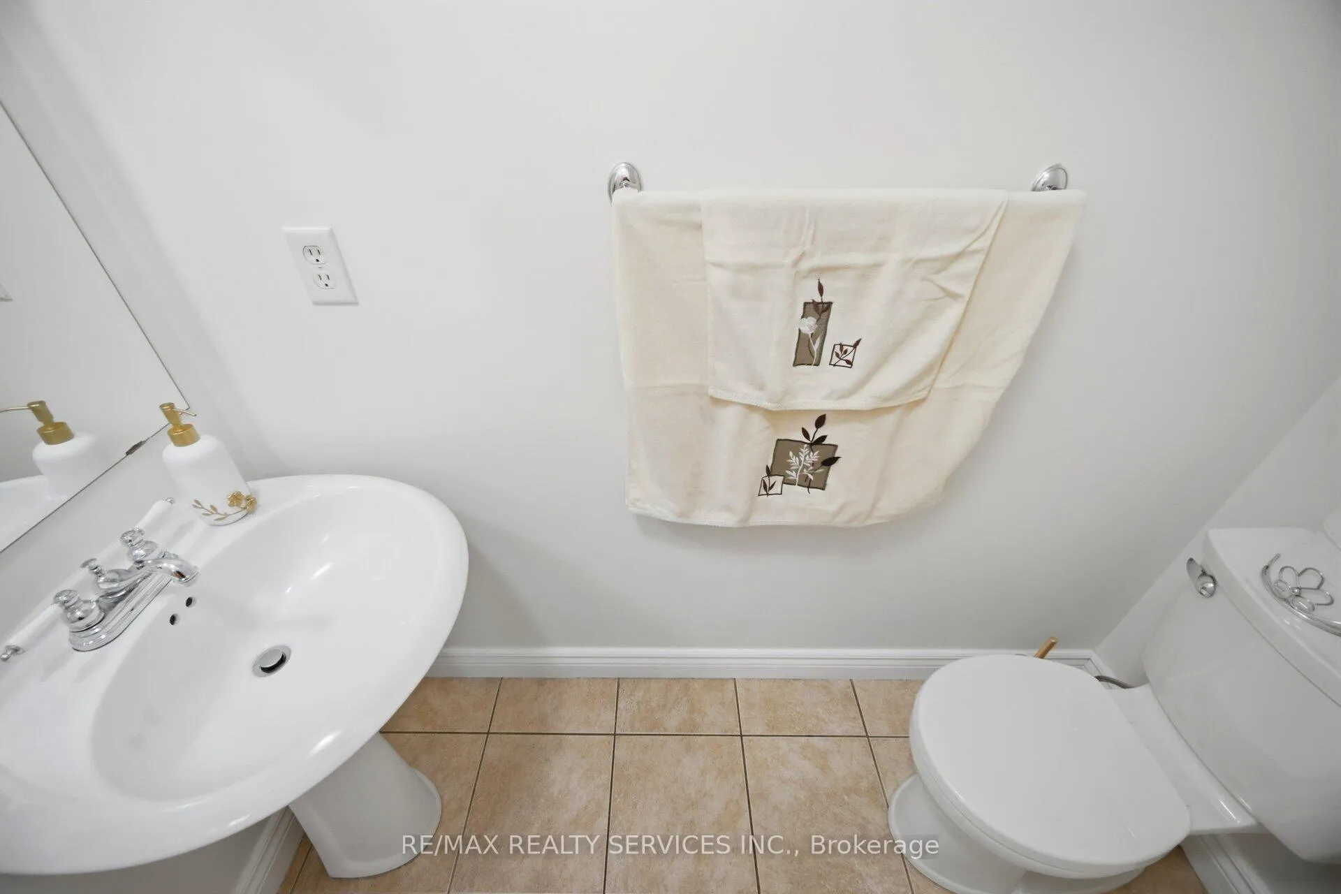 Photo 12 of 28 Ponymeadow Way, Brampton, Credit Valley — HOMEH