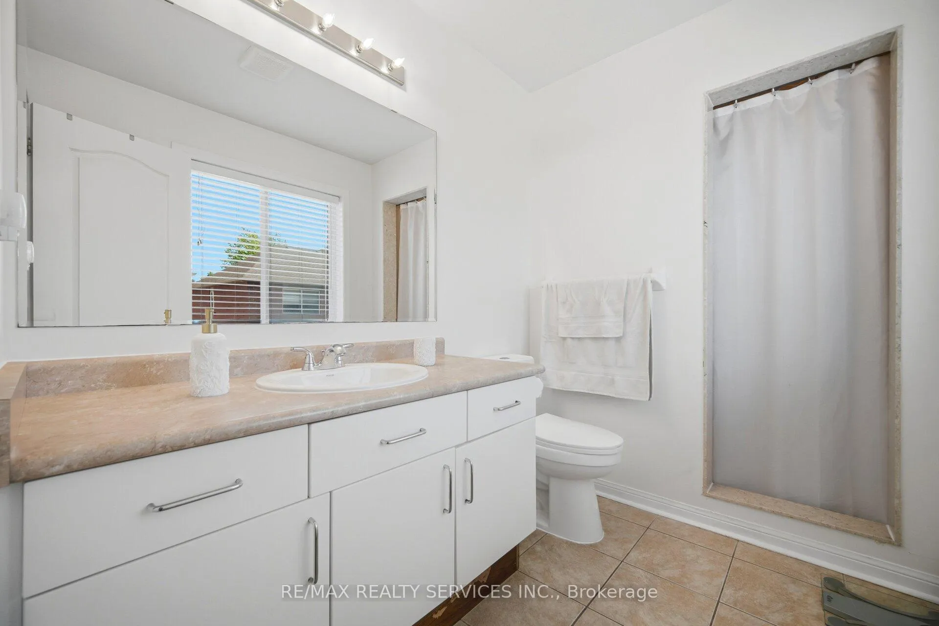 Photo 17 of 28 Ponymeadow Way, Brampton, Credit Valley — HOMEH