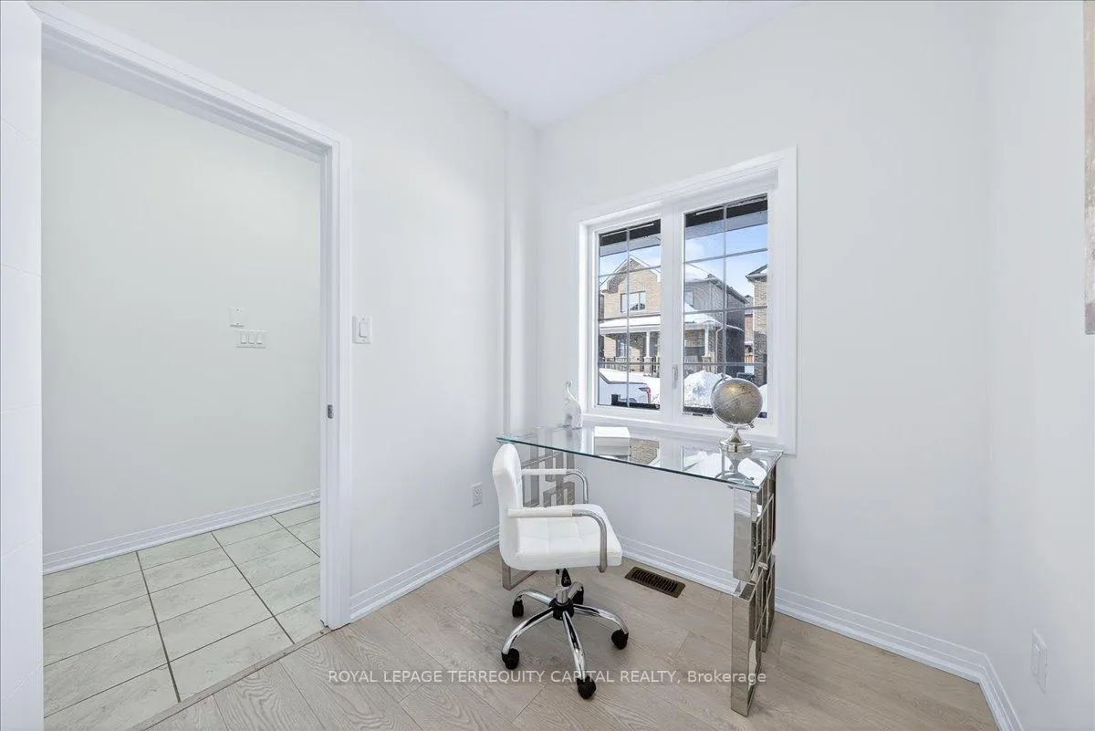 Photo 9 of 11 Bedford Estates Crescent, Barrie, Bayshore — HOMEH
