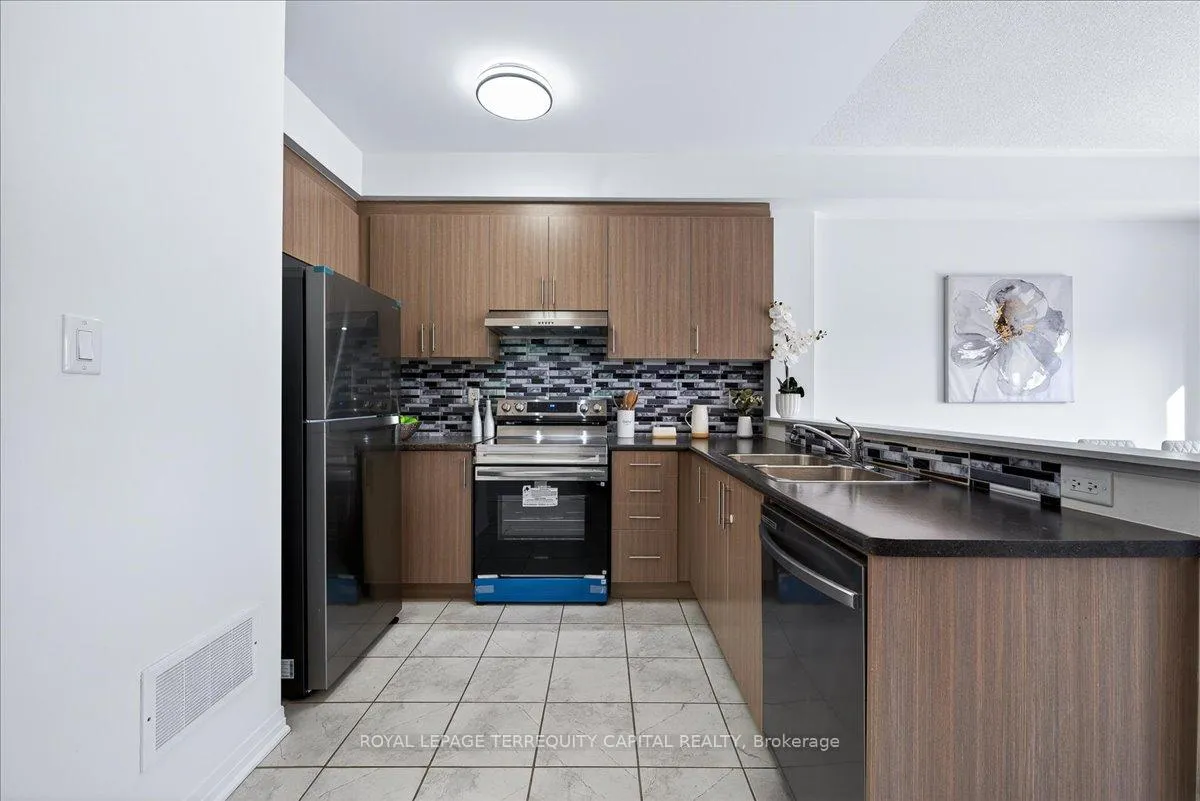 Photo 13 of 11 Bedford Estates Crescent, Barrie, Bayshore — HOMEH