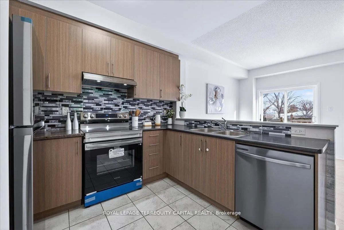 Photo 14 of 11 Bedford Estates Crescent, Barrie, Bayshore — HOMEH