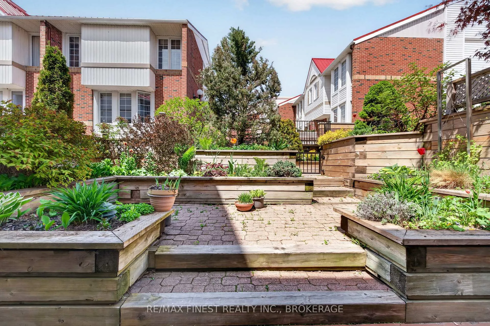 Photo 2 of Unit 16, 1 Place D'armes, Kingston, East of Sir John A. Blvd — HOMEH