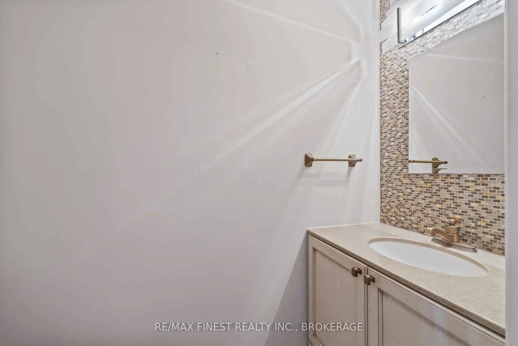 Photo 9 of Unit 16, 1 Place D'armes, Kingston, East of Sir John A. Blvd — HOMEH
