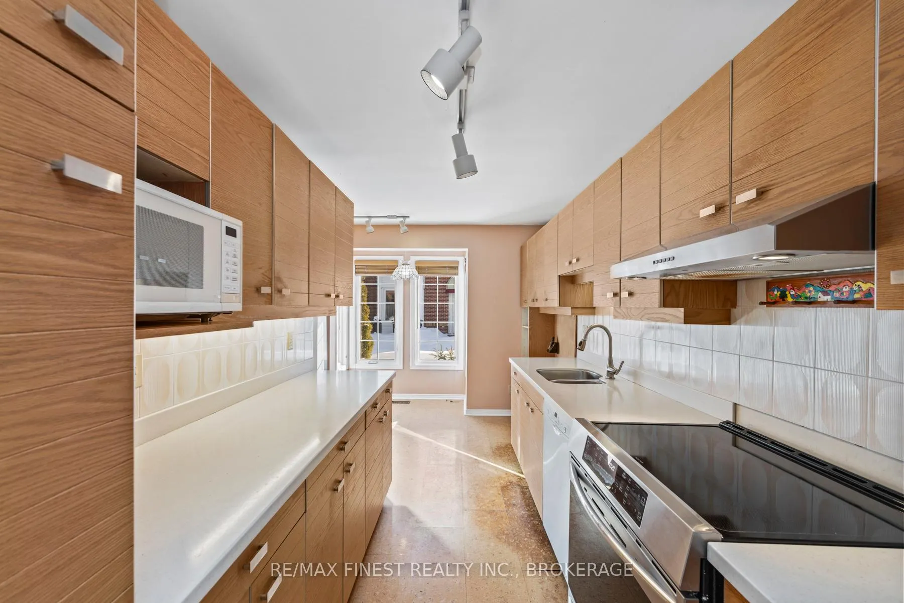 Photo 21 of Unit 16, 1 Place D'armes, Kingston, East of Sir John A. Blvd — HOMEH