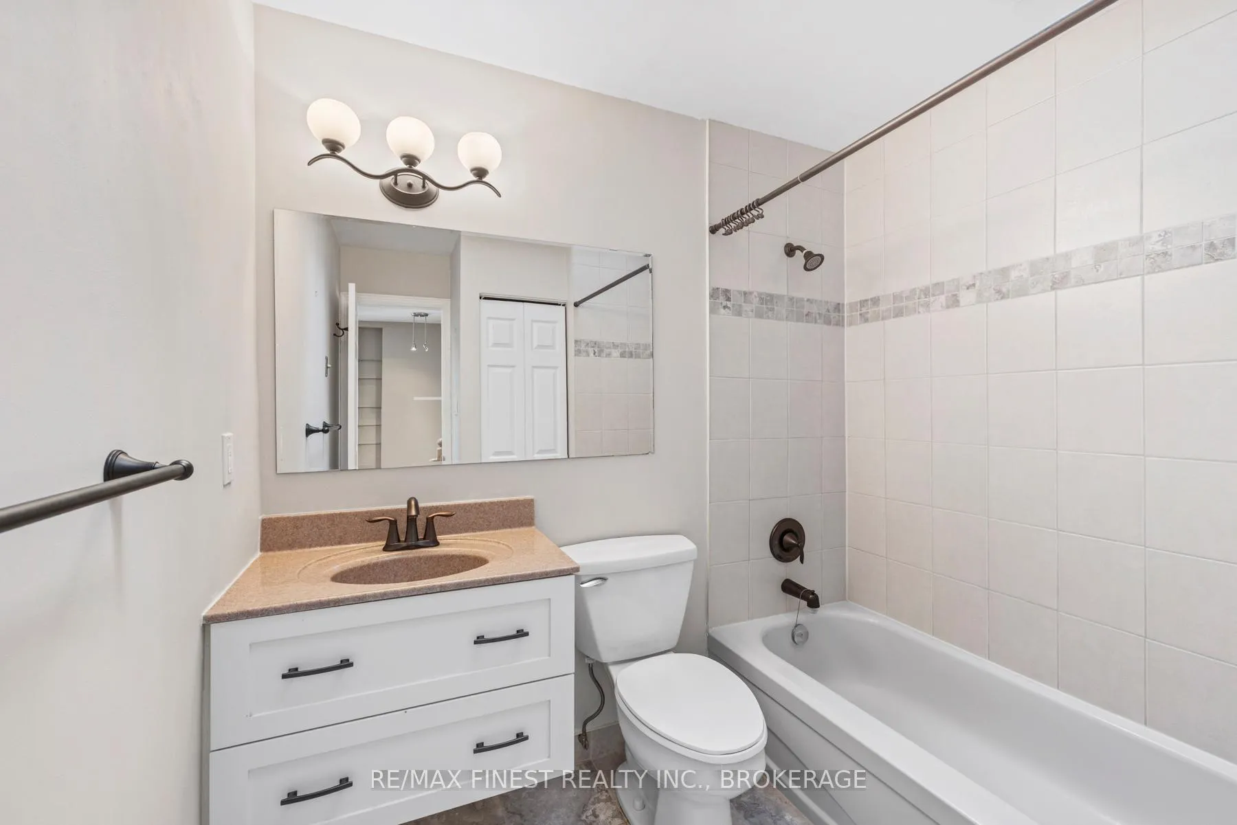 Photo 41 of Unit 16, 1 Place D'armes, Kingston, East of Sir John A. Blvd — HOMEH