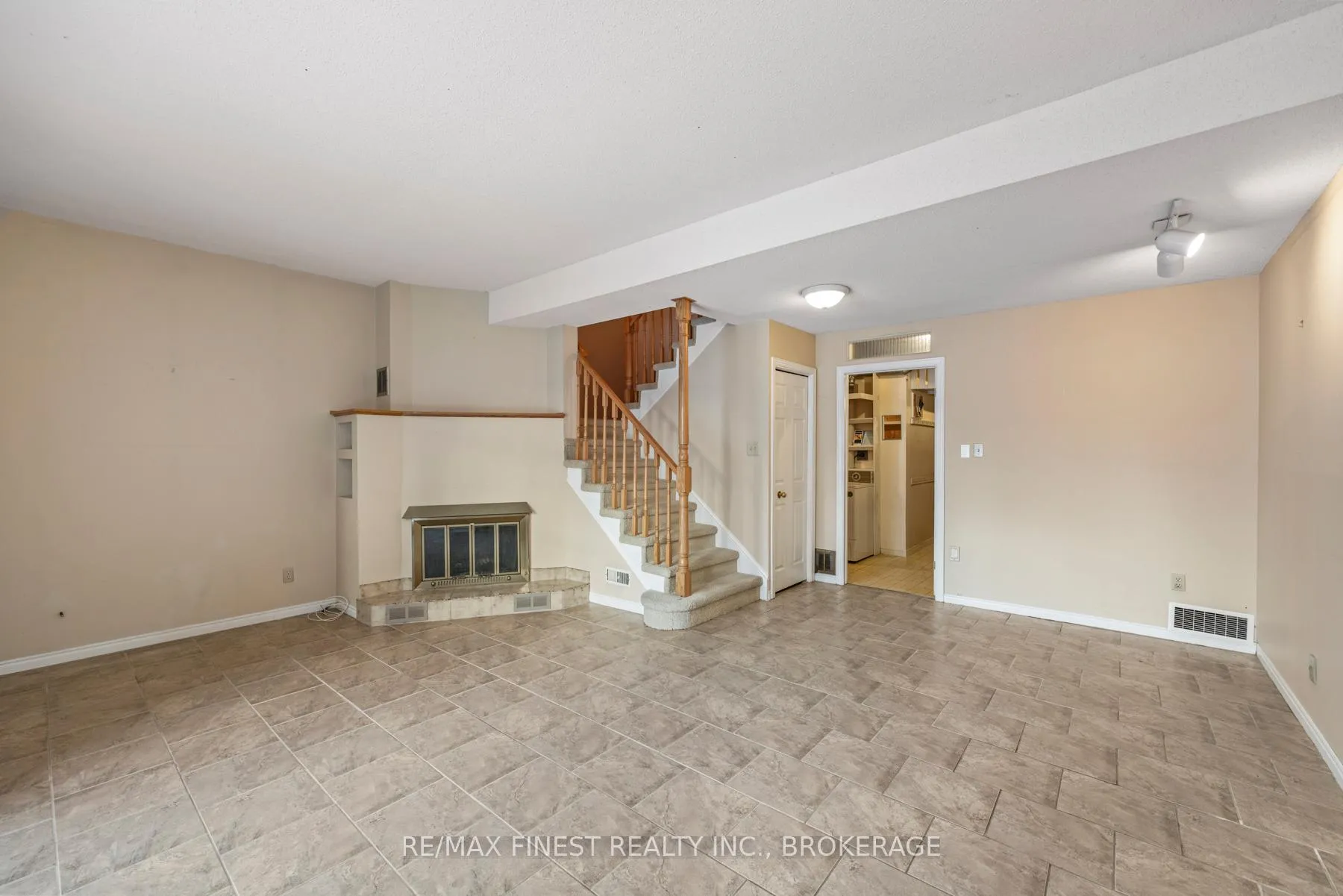 Photo 43 of Unit 16, 1 Place D'armes, Kingston, East of Sir John A. Blvd — HOMEH